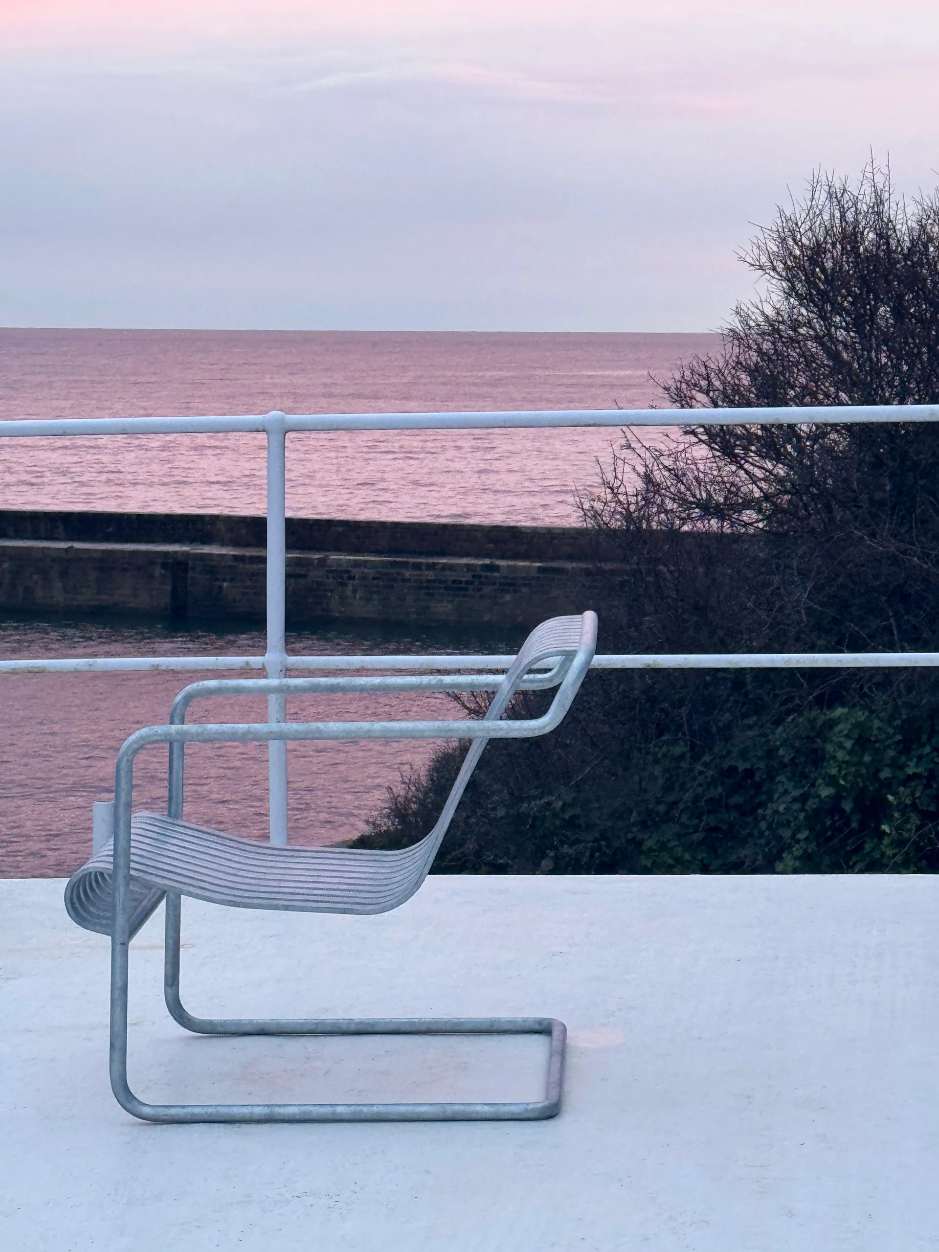 Palissade Cantilever Low πολυθρόνα lounge, Hot galvanised steel HAY