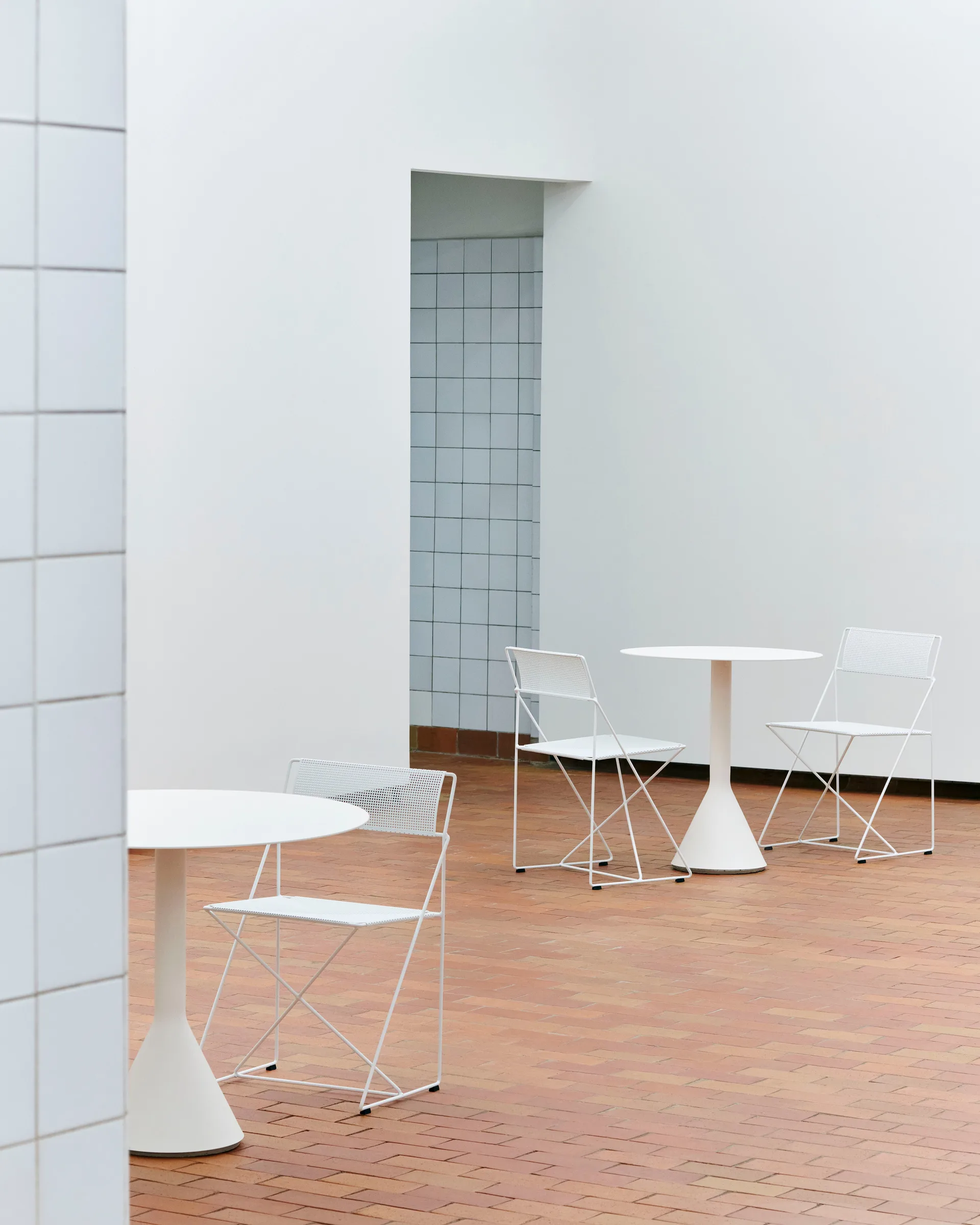 Palissade Cone στρογγυλό τραπέζι καφέ, Cream white, Ø70 cm HAY