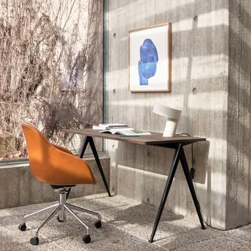 Pyramid 01 γραφείο - Oak smoked, 140x75cm, μπεζ μεταλλική βάση - HAY