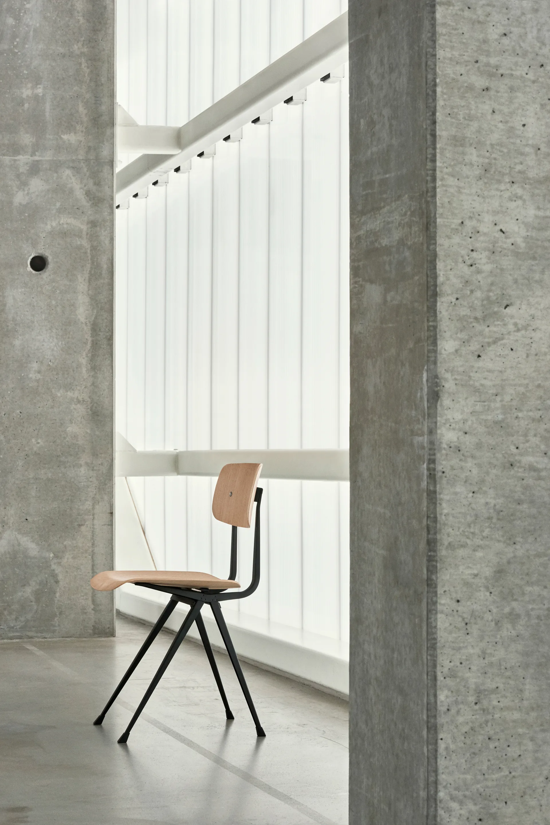 Result καρέκλα, Δρυς-μαύρη μεταλλική βάση HAY