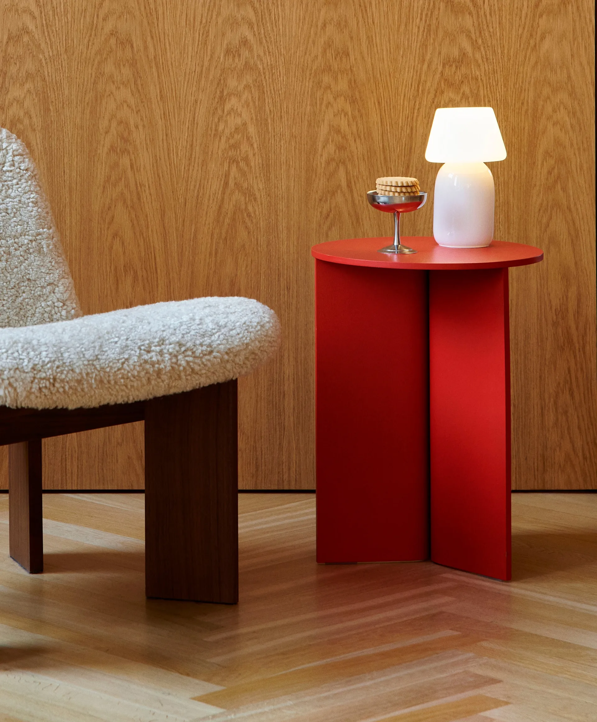 Slit high βοηθητικό τραπεζάκι Ø35 cm, Candy red lacquered oak HAY