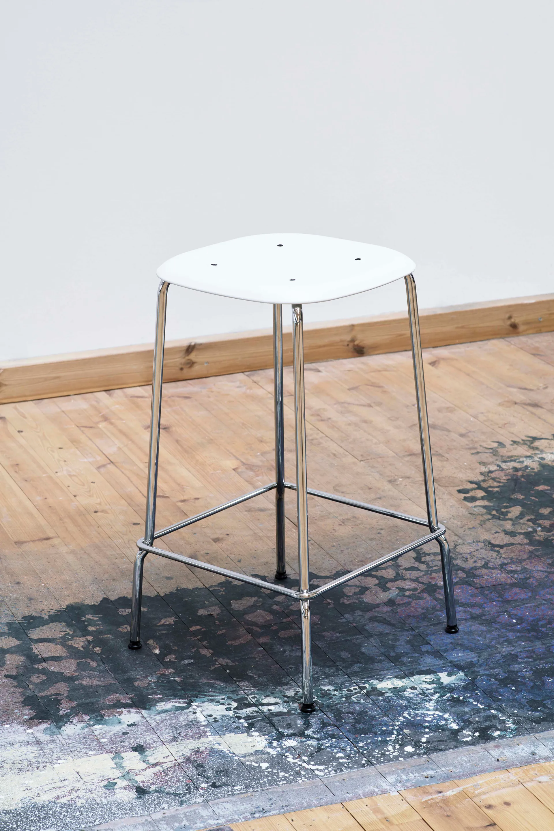 Soft Edge 85 Low σκαμπό μπαρ, Λευκό, χρωμέ μεταλλική βάση από ατσάλι HAY