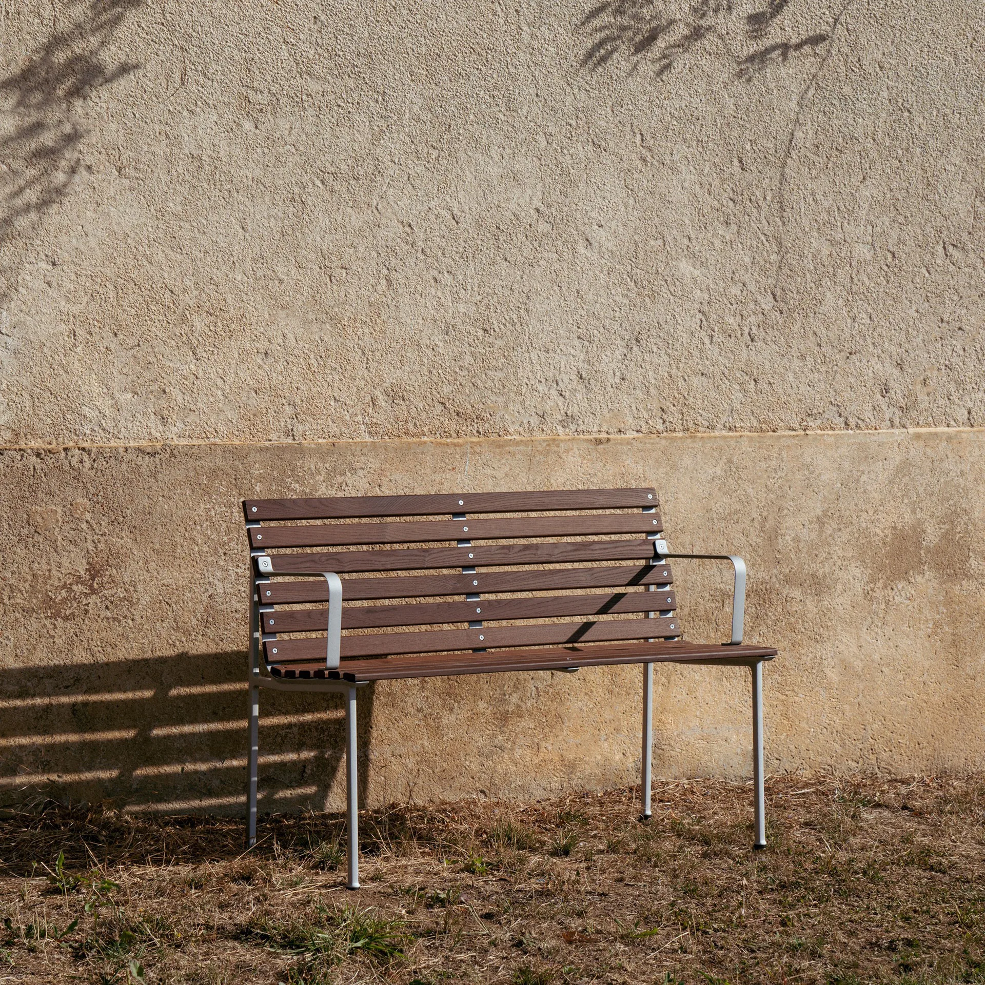 Traverse Dining παγκάκι με μπράτσα, Λαδωμένη φτελιά HAY