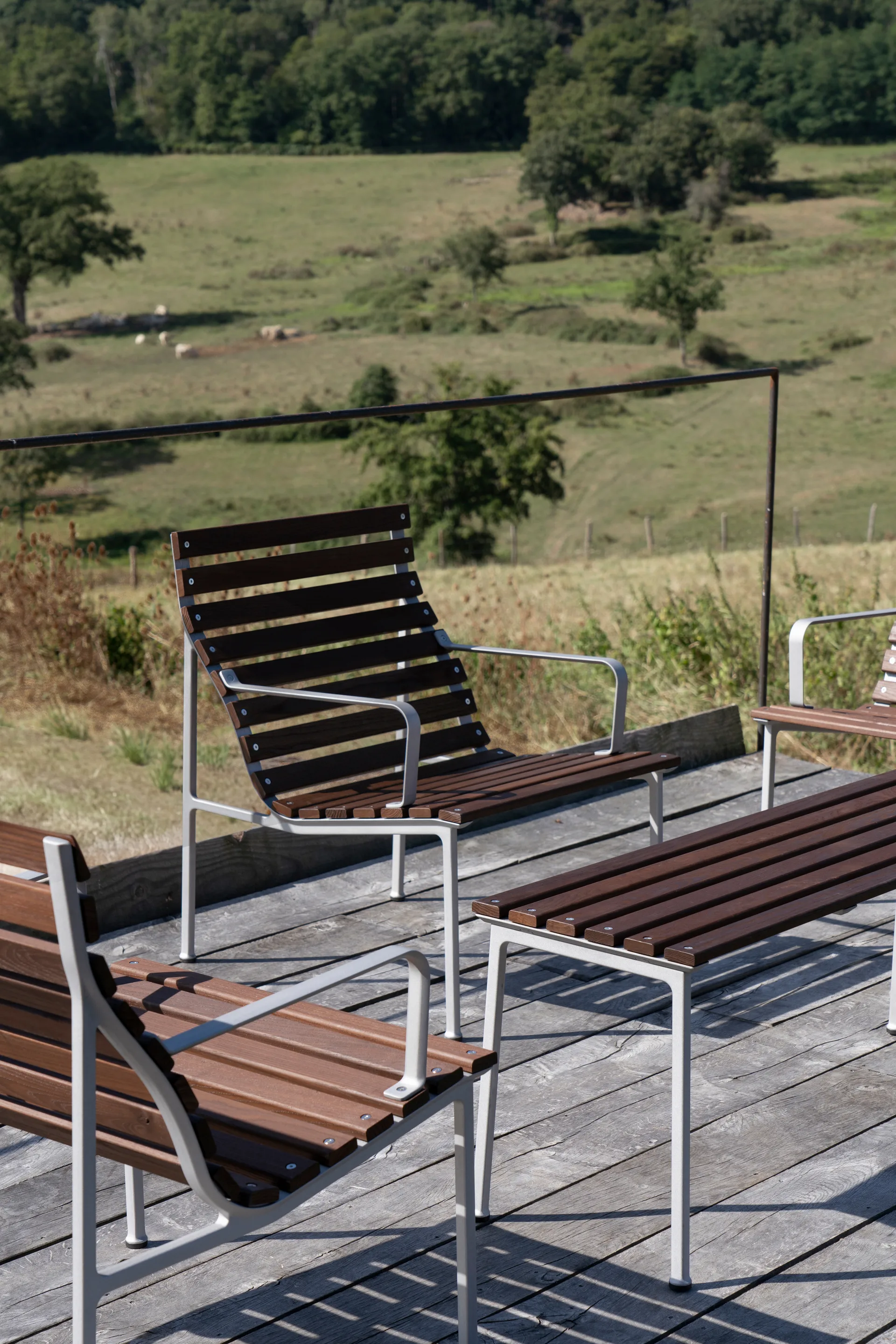 Traverse Lounge πολυθρόνα με μπράτσα, Λαδωμένη φτελιά HAY