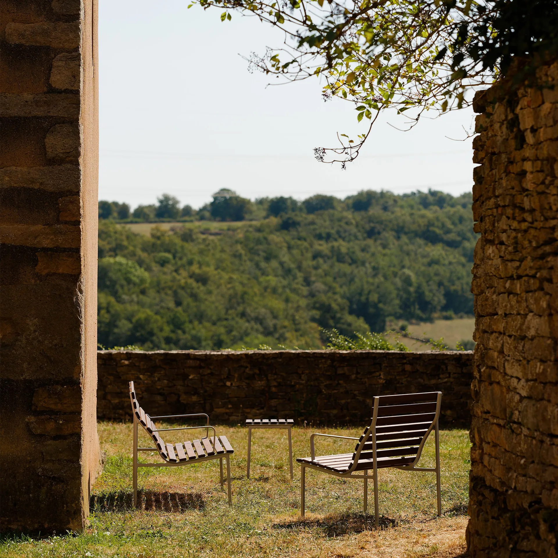 Traverse Lounge πολυθρόνα με μπράτσα, Λαδωμένη φτελιά HAY