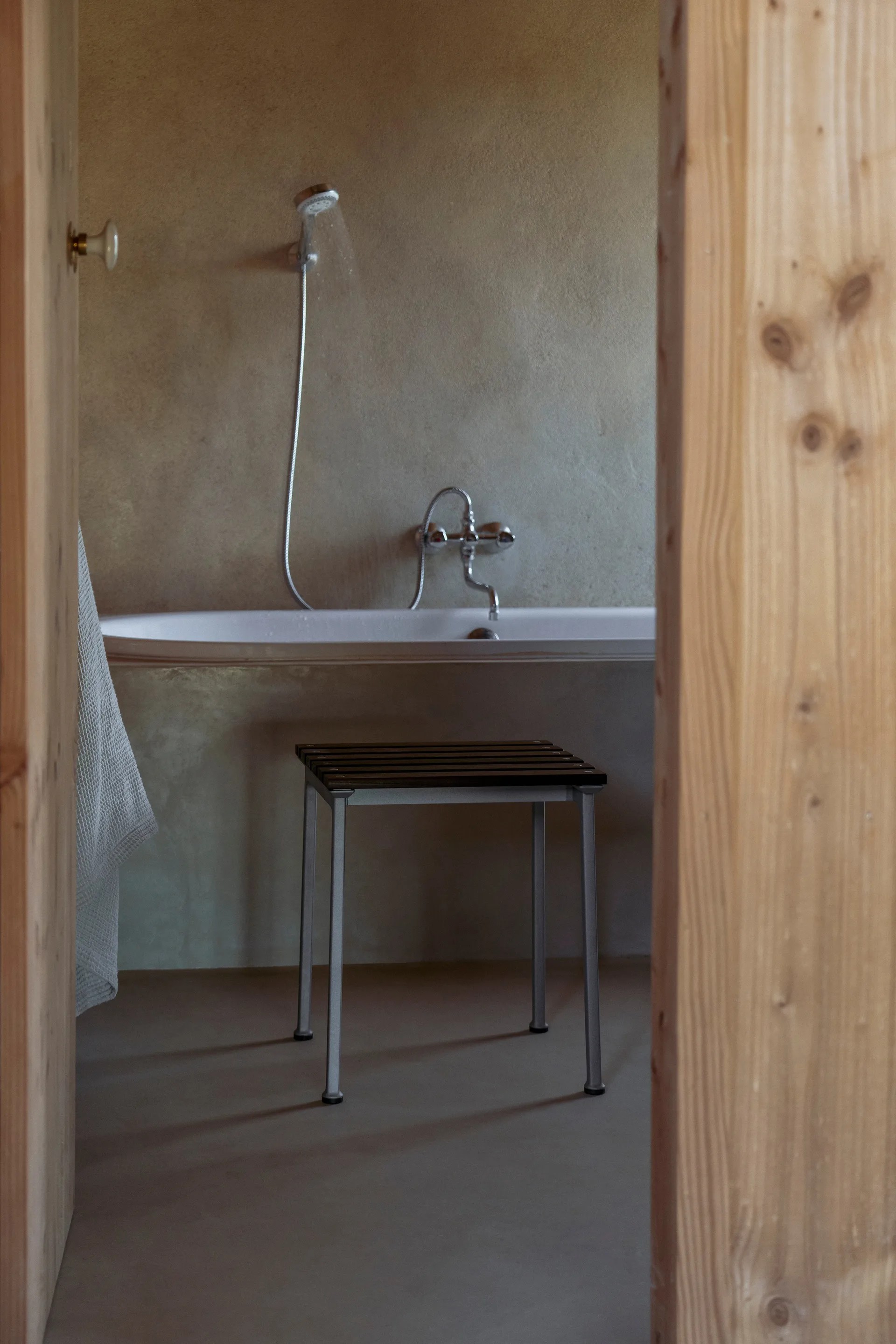 Traverse σκαμπό, Λαδωμένη φτελιά HAY