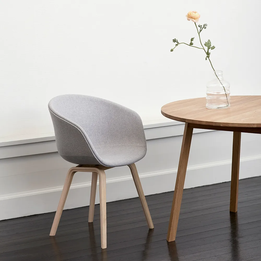 Triangle Leg στρογγυλό τραπέζι φαγητού, νεροφόρο λακαρισμένη δρυς HAY