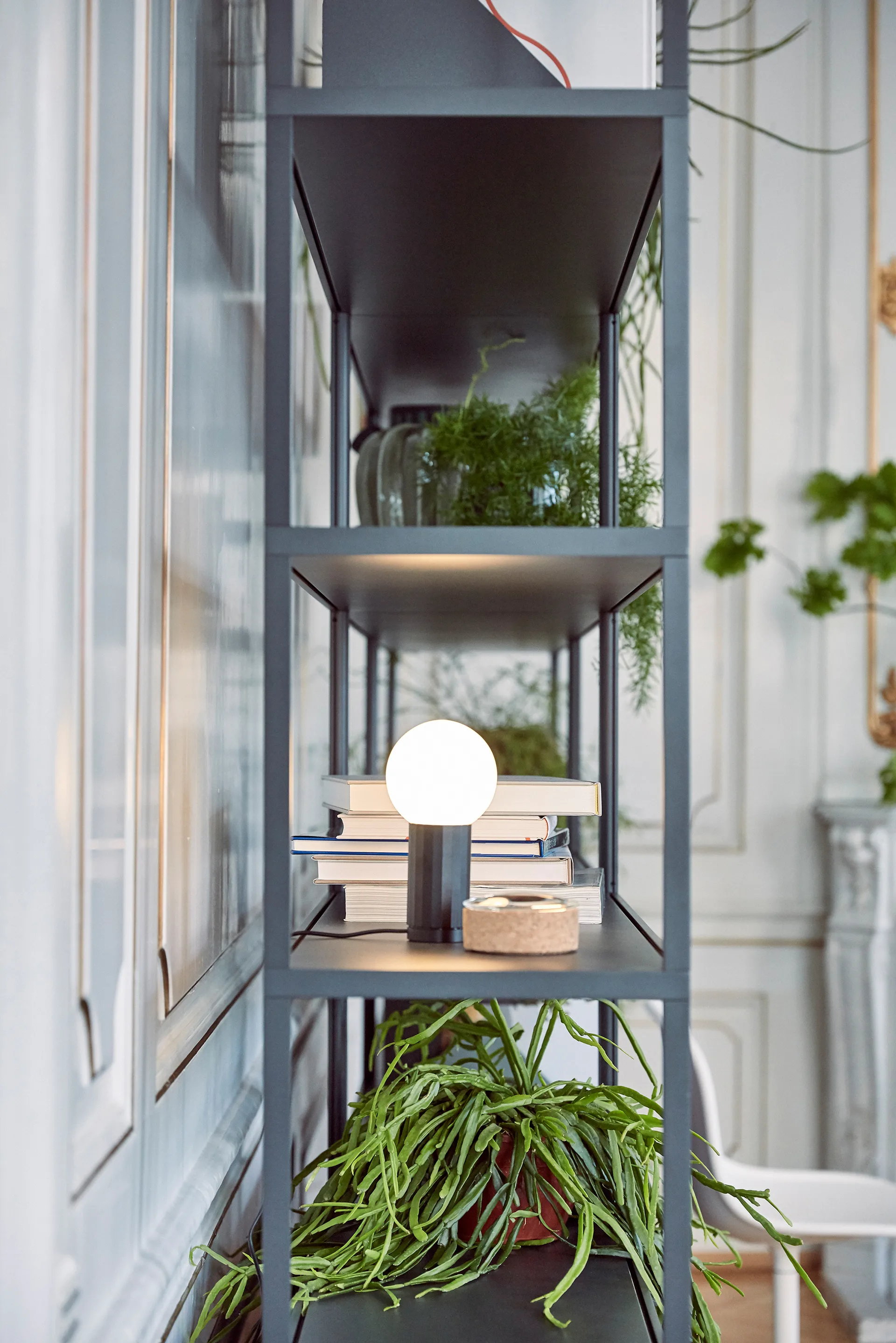 Turn On επιτραπέζιο φωτιστικό, Μαύρο HAY