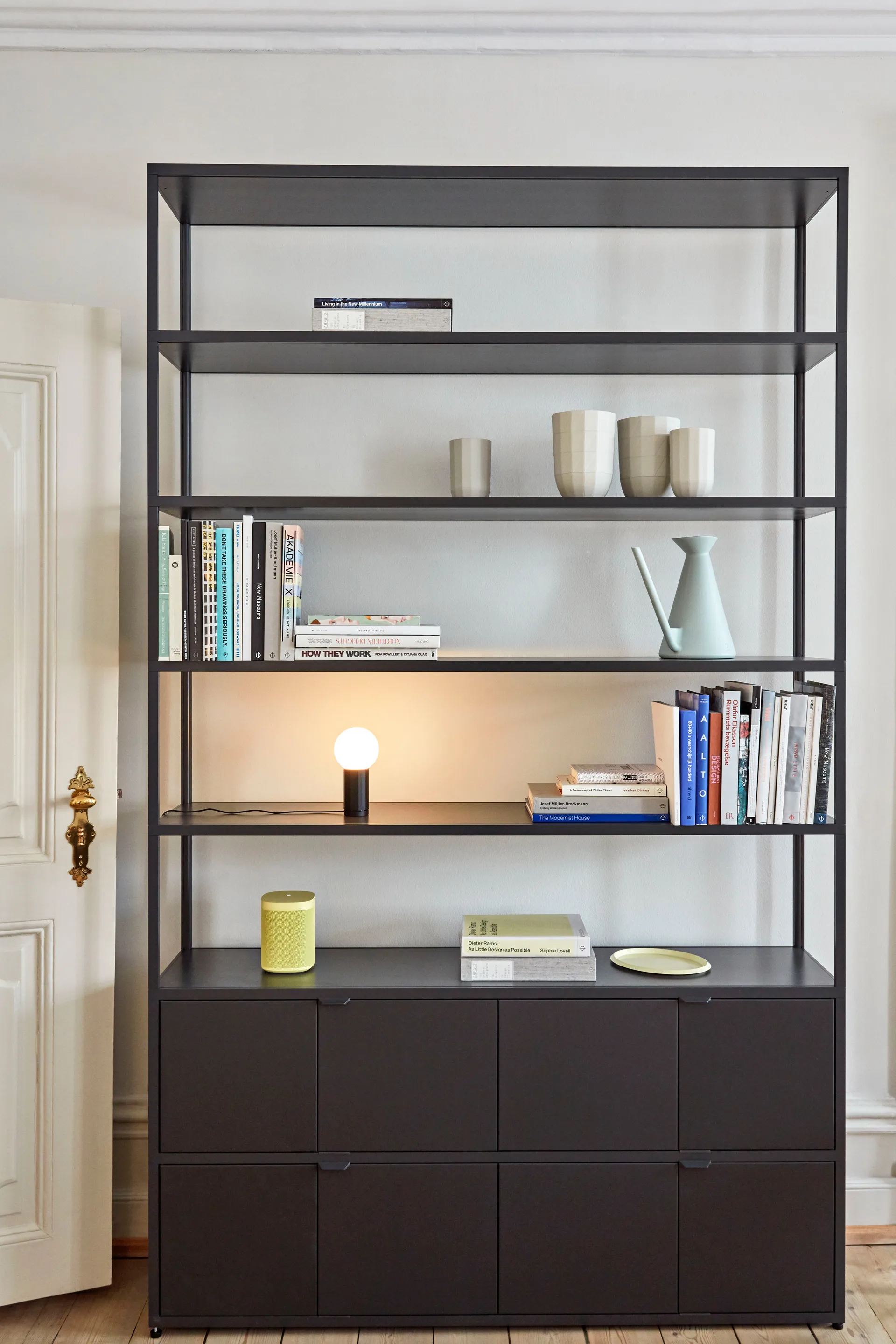 Turn On επιτραπέζιο φωτιστικό, Μαύρο HAY