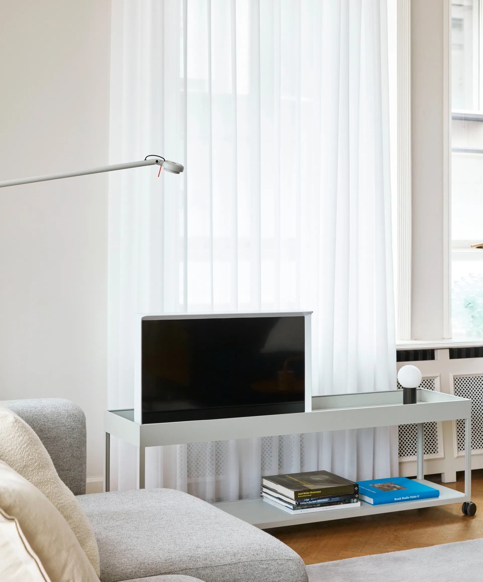 Turn On επιτραπέζιο φωτιστικό, Μαύρο HAY