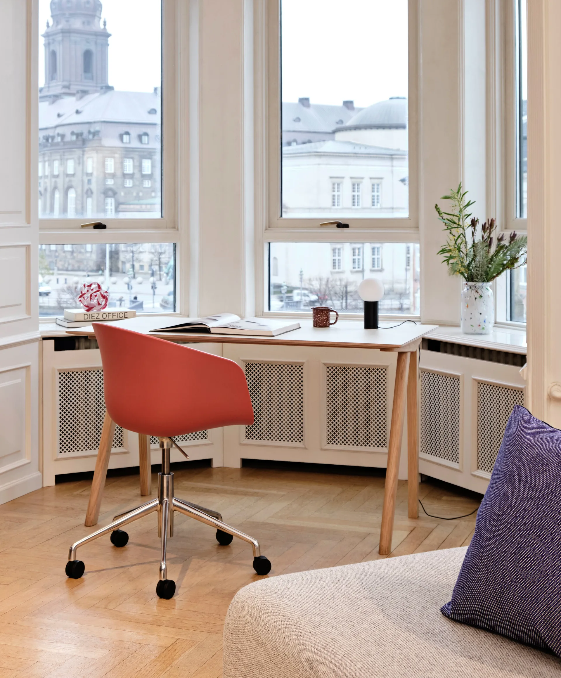 Turn On επιτραπέζιο φωτιστικό, Μαύρο HAY