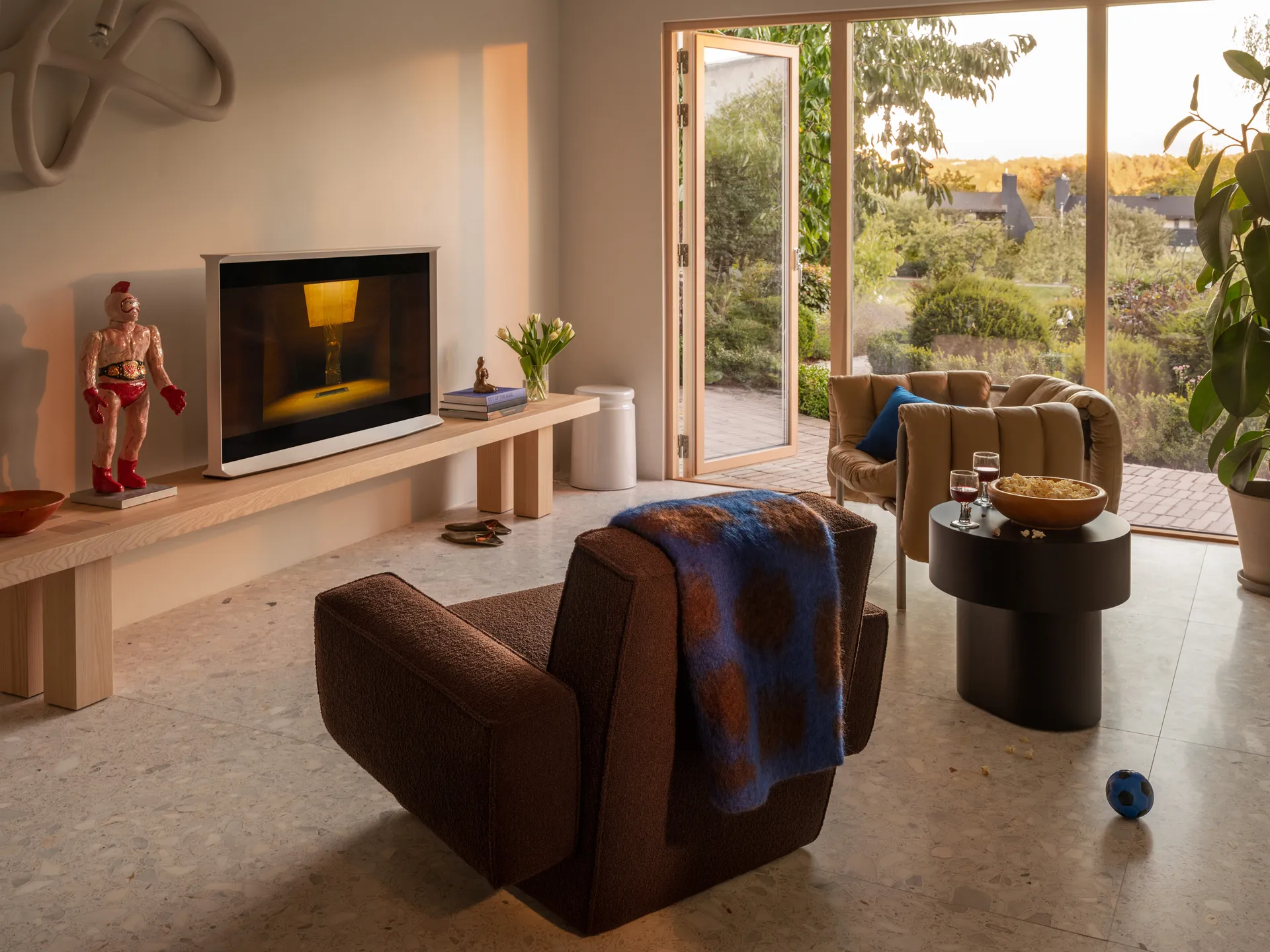 Hunk lounge πολυθρόνα με μπράτσα, Chocolate Hem