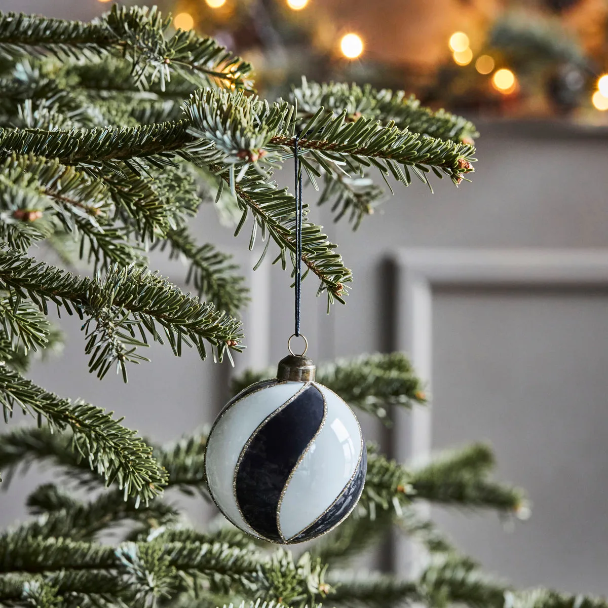 Σετ 4 τεμ. Χριστουγεννιάτικες μπάλες Coil Ø8 cm, Μαύρο-άσπρο House Doctor