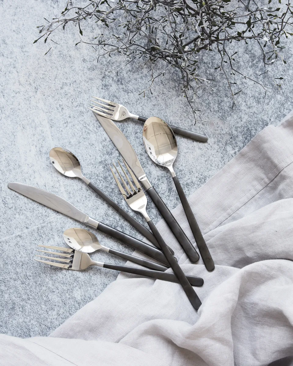 Σετ μαχαιροπίρουνα Ox 16 τεμάχια, Μαύρο-ασημί House Doctor