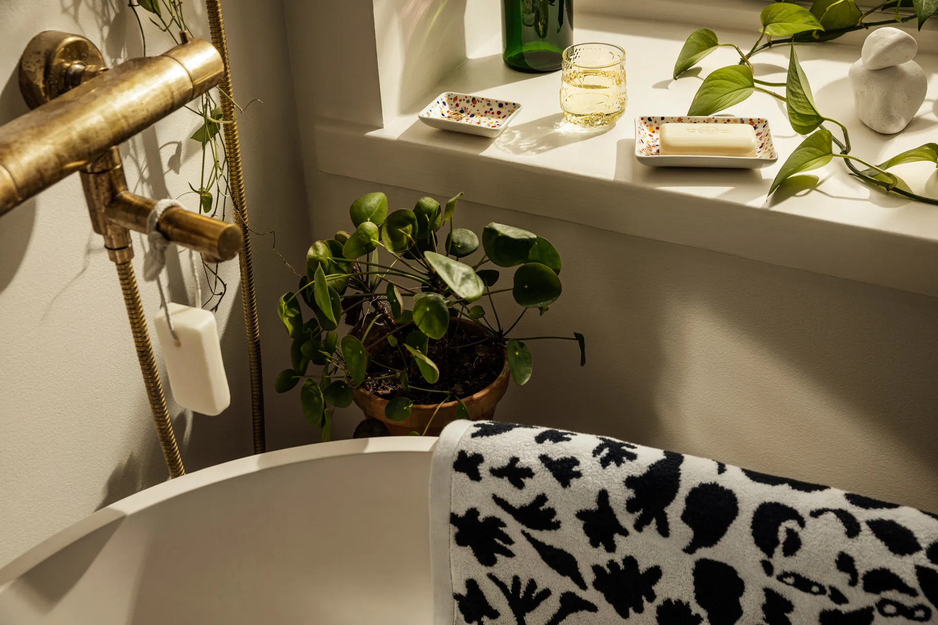 Oiva Toikka Cheetah πετσέτα μπάνιου 70x140 cm, Μαύρο-λευκό Iittala