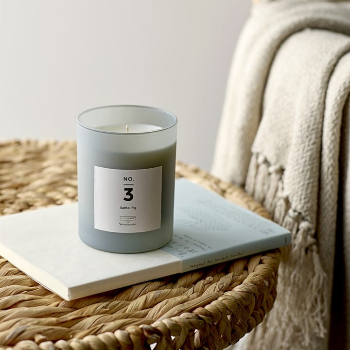 NO. 3 Santal Fig αρωματικό κερί, 200 g + Κουτί δώρου Illume x Bloomingville