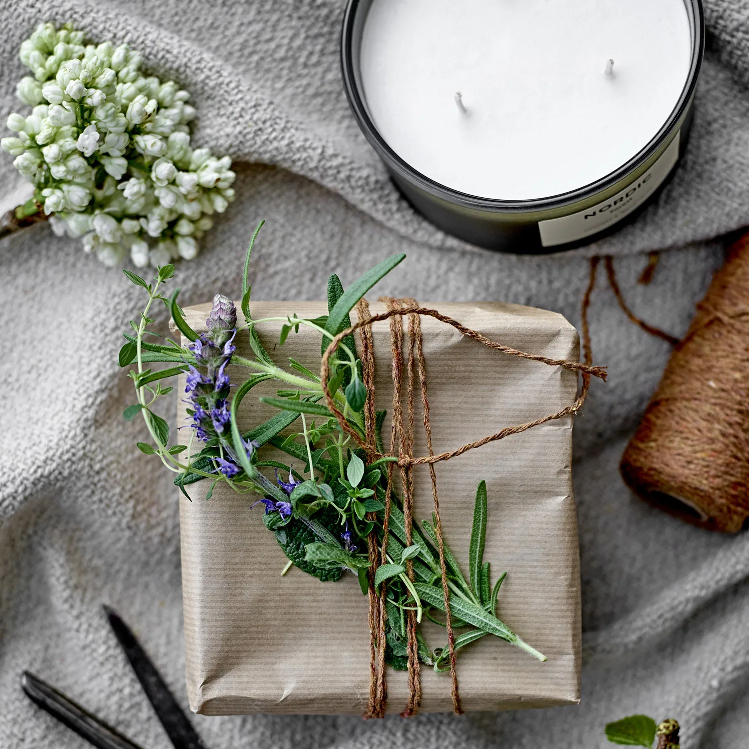 Nordic Forest αρωματικό κερί, 250 g Illume x Bloomingville