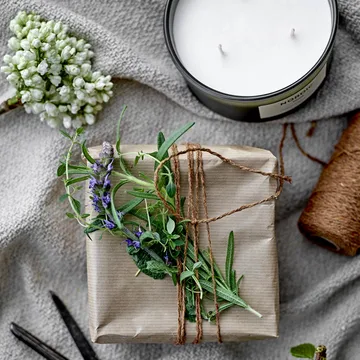 Nordic Forest αρωματικό κερί - 250 g - Illume x Bloomingville