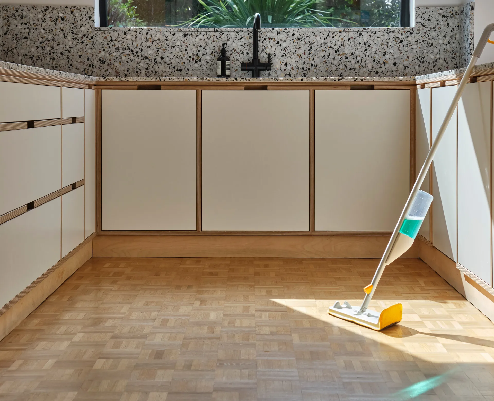 Cleantech 2-σε-1 Καθαριστικό δαπέδου με σφουγγαρίστρα και βούρτσα , Light Stone Joseph Joseph