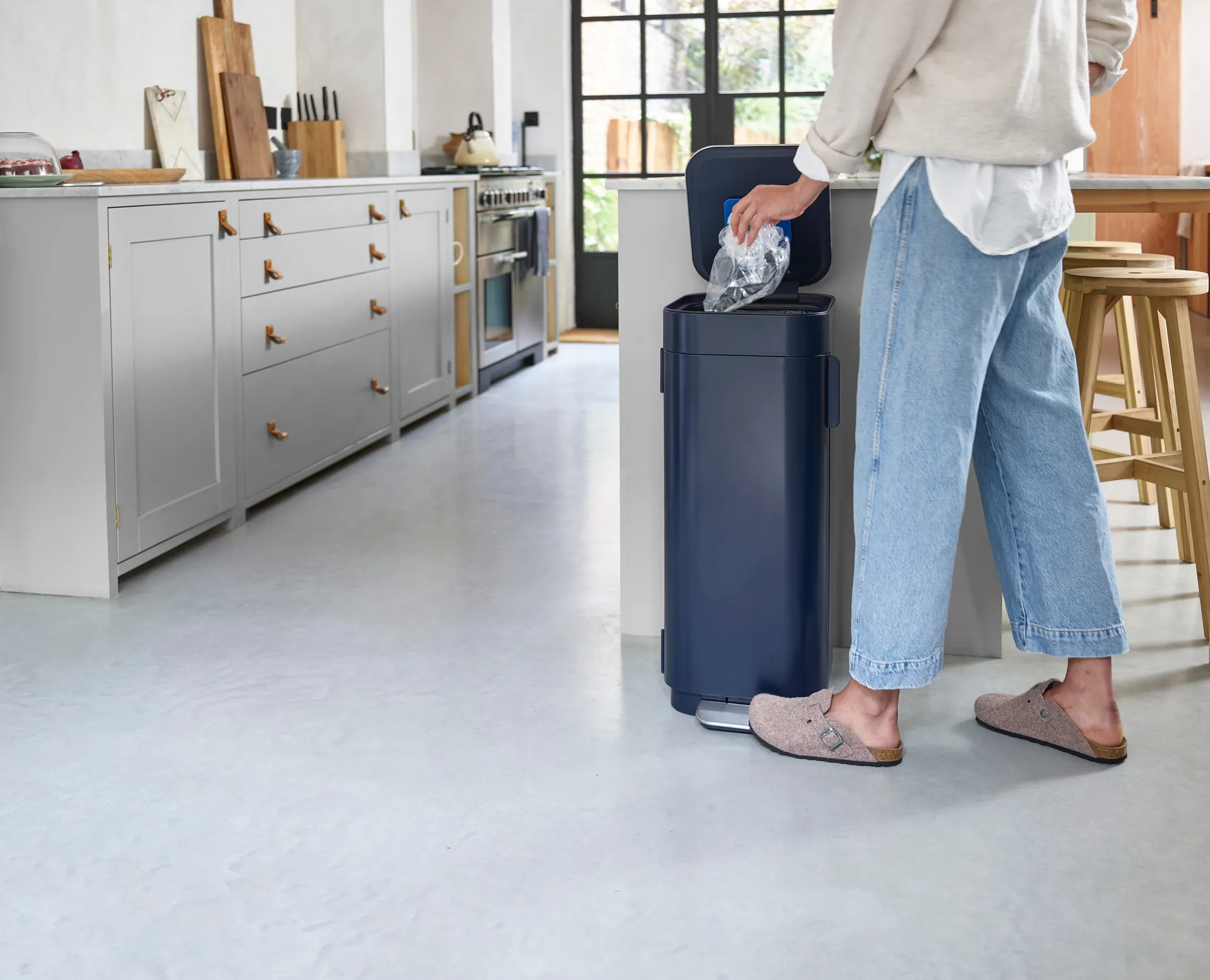 Joseph Joseph Porta κάδος με πεντάλ 40 L, Midnight blue Joseph Joseph