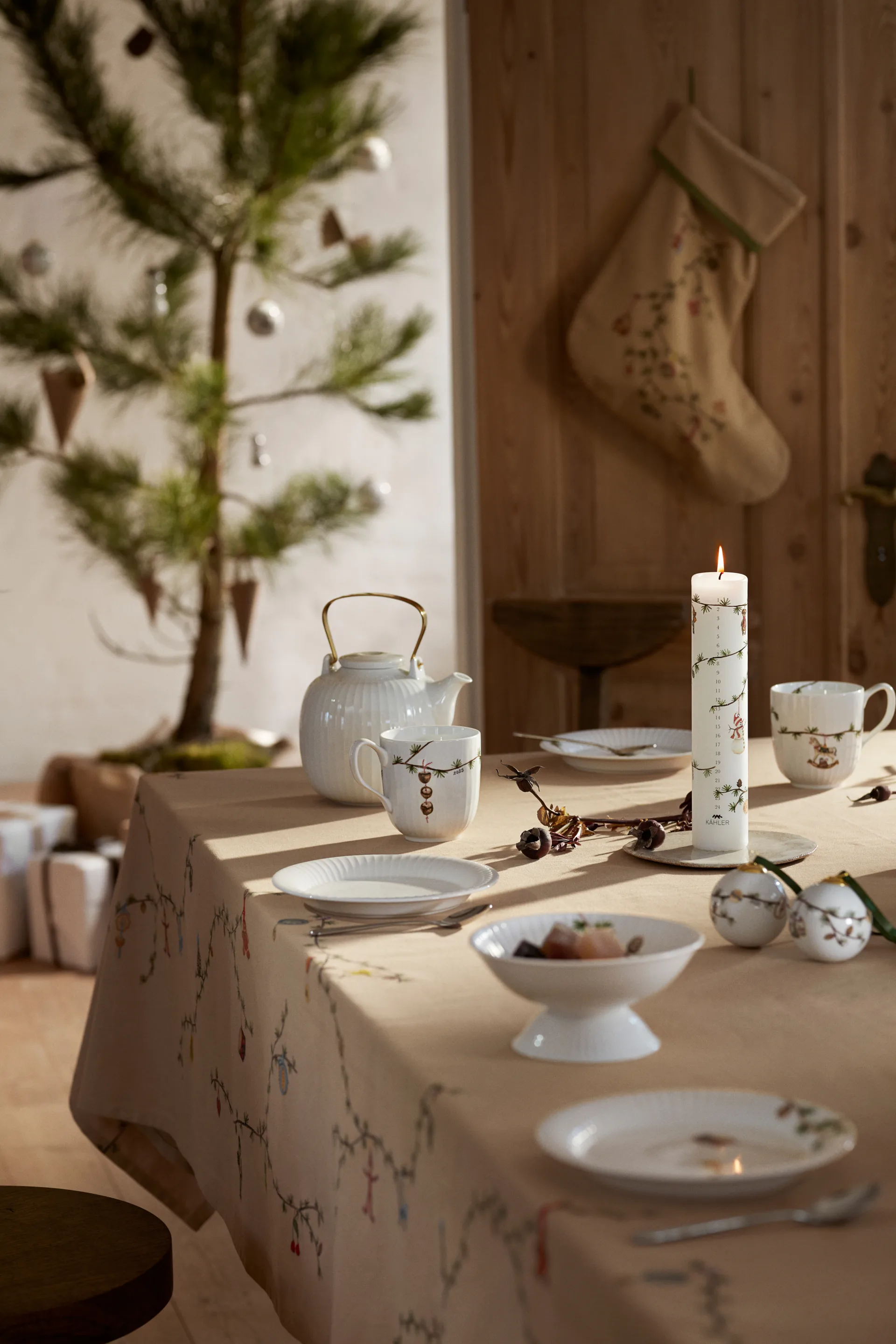 Hammershøi Christmas τραπεζομάντηλο μπεζ, 150x320 εκ. Kähler