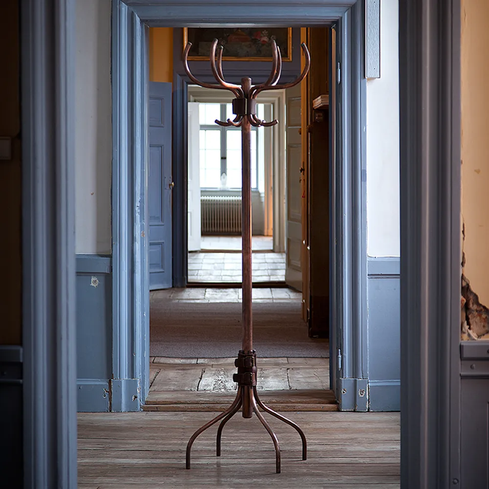 Babe κρεμάστρα ρούχων, Χαλκοεπεξεργασμένο ατσάλι-καφέ δερμάτινο λουρί Källemo