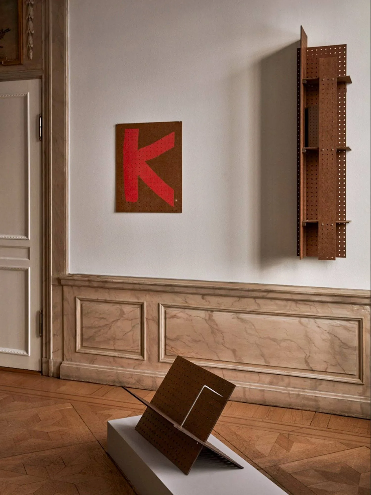 FF01 The Perforated Furniture βάση βιβλίων, Μασονίτης-καρυδιά, 53x33x54 Källemo