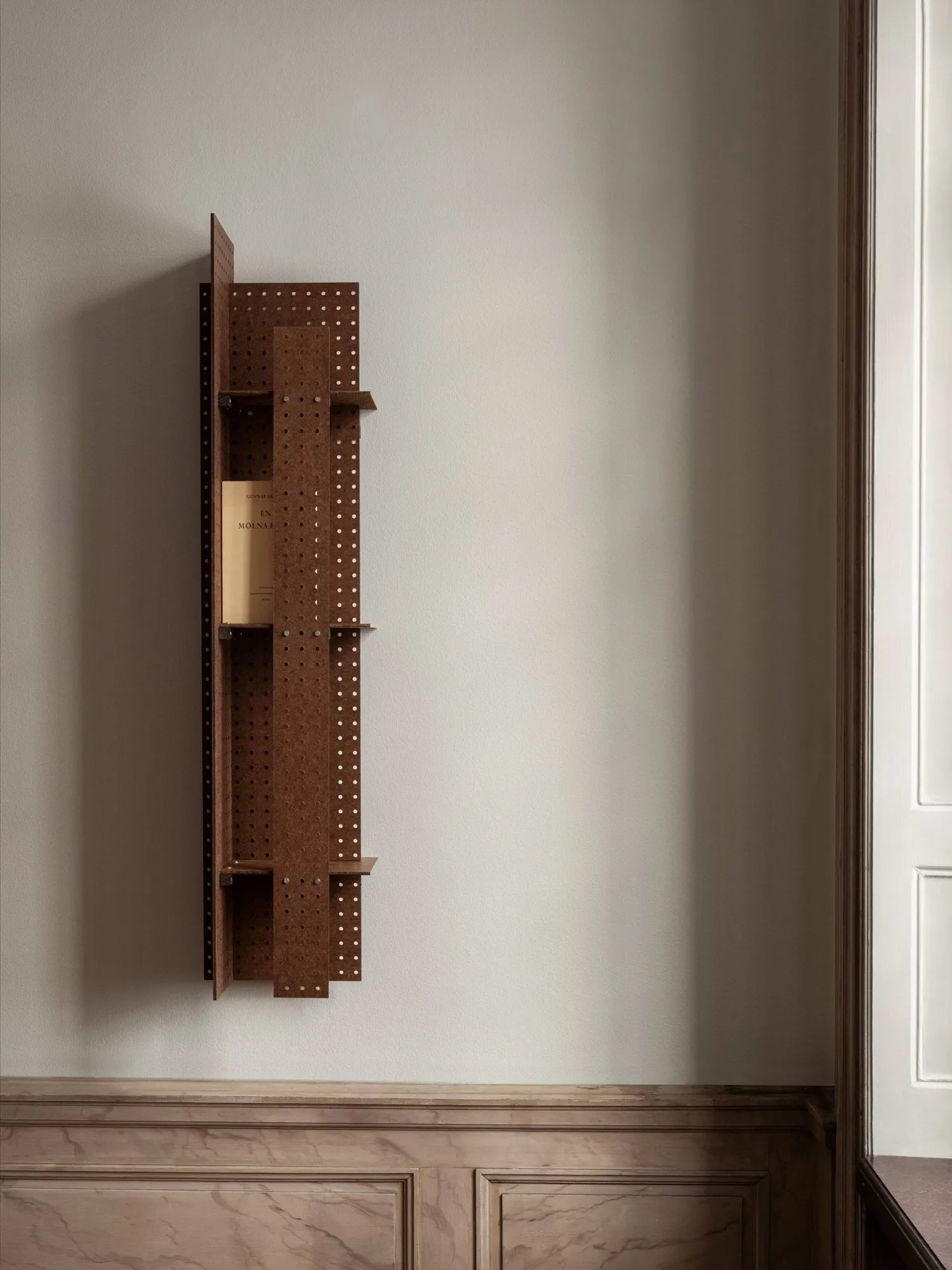 FF02 The Perforated Furniture ράφι τοίχου, Ινοσανίδα-καρυδιά, 28x24x128 cm Källemo