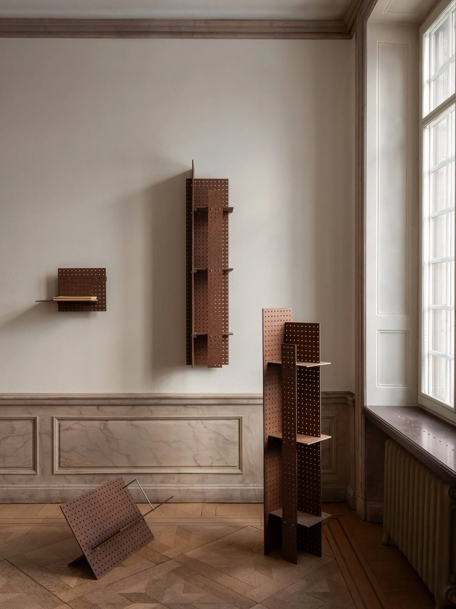 FF02 The Perforated Furniture ράφι τοίχου, Ινοσανίδα-καρυδιά, 28x24x128 cm Källemo