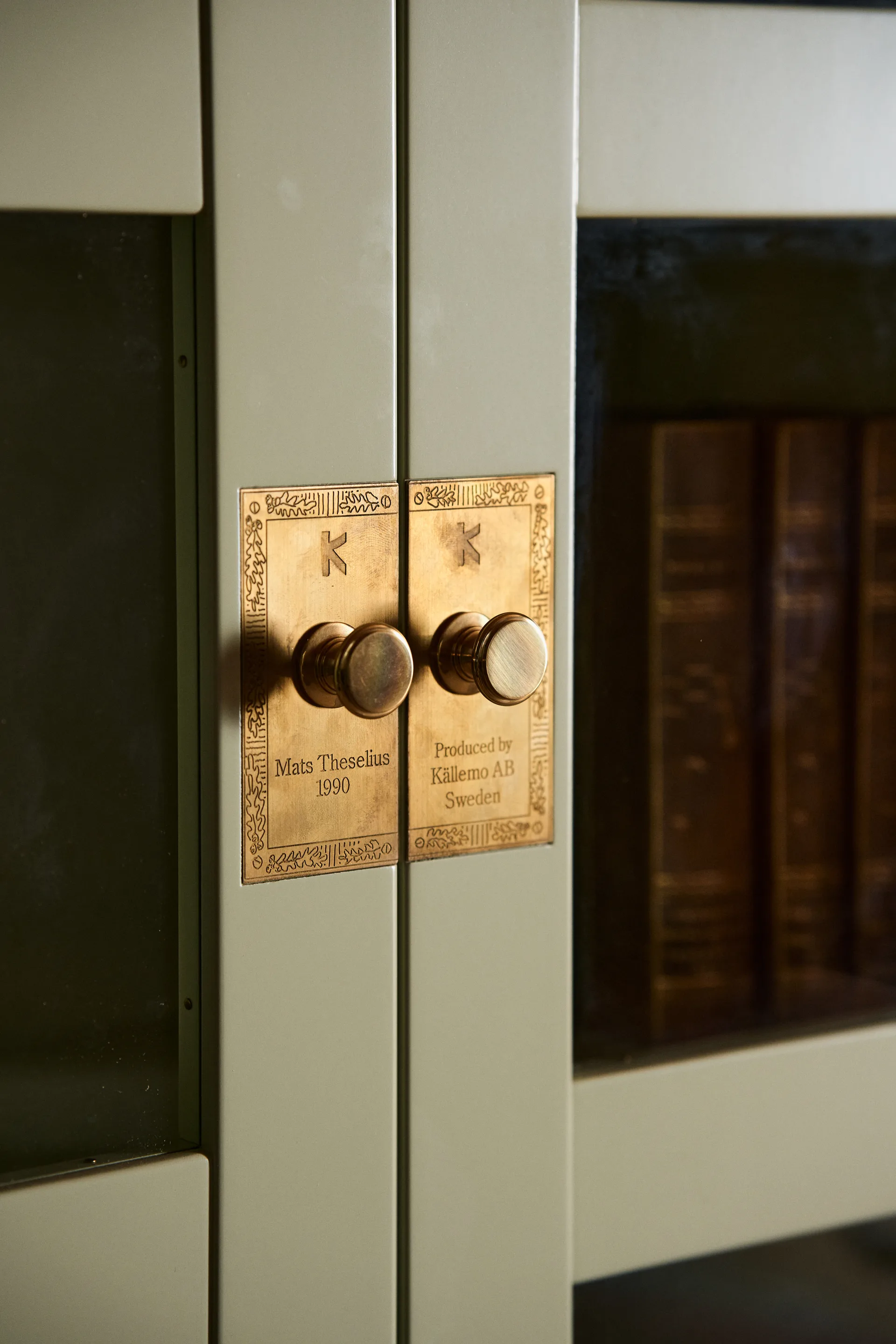 Βιβλιοθήκη National Geographic, Κίτρινη βάση οξιάς-ορείχαλκος Källemo