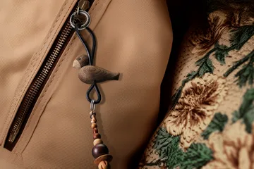 Μπρελόκ κλειδιών πουλί Kaj Bojesen - Καπνιστή δρυς, μαύρο δέρμα - Kay Bojesen Denmark