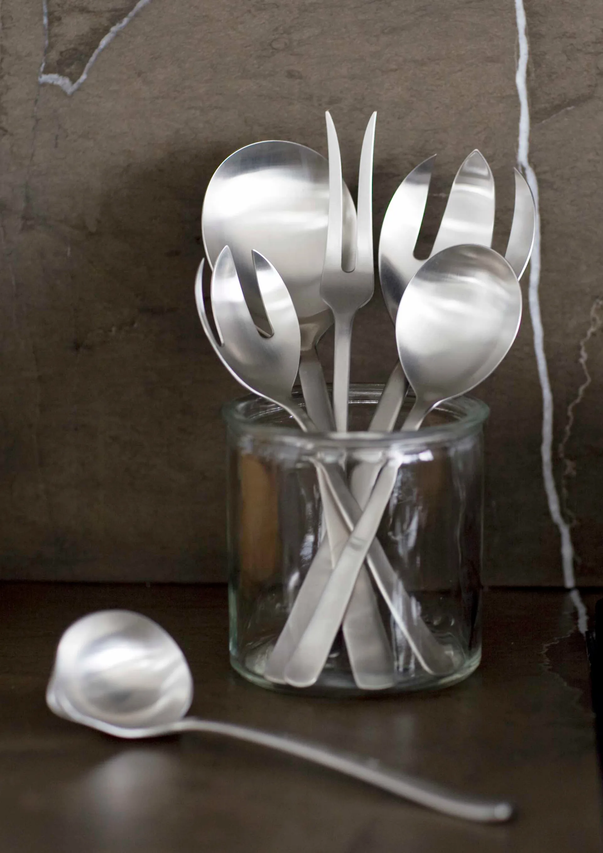 Σαλατιέρα Grand Prix με μαχαιροπήρουνα 23,5 εκατοστά, 2 τεμάχια, Matte steel Kay Bojesen