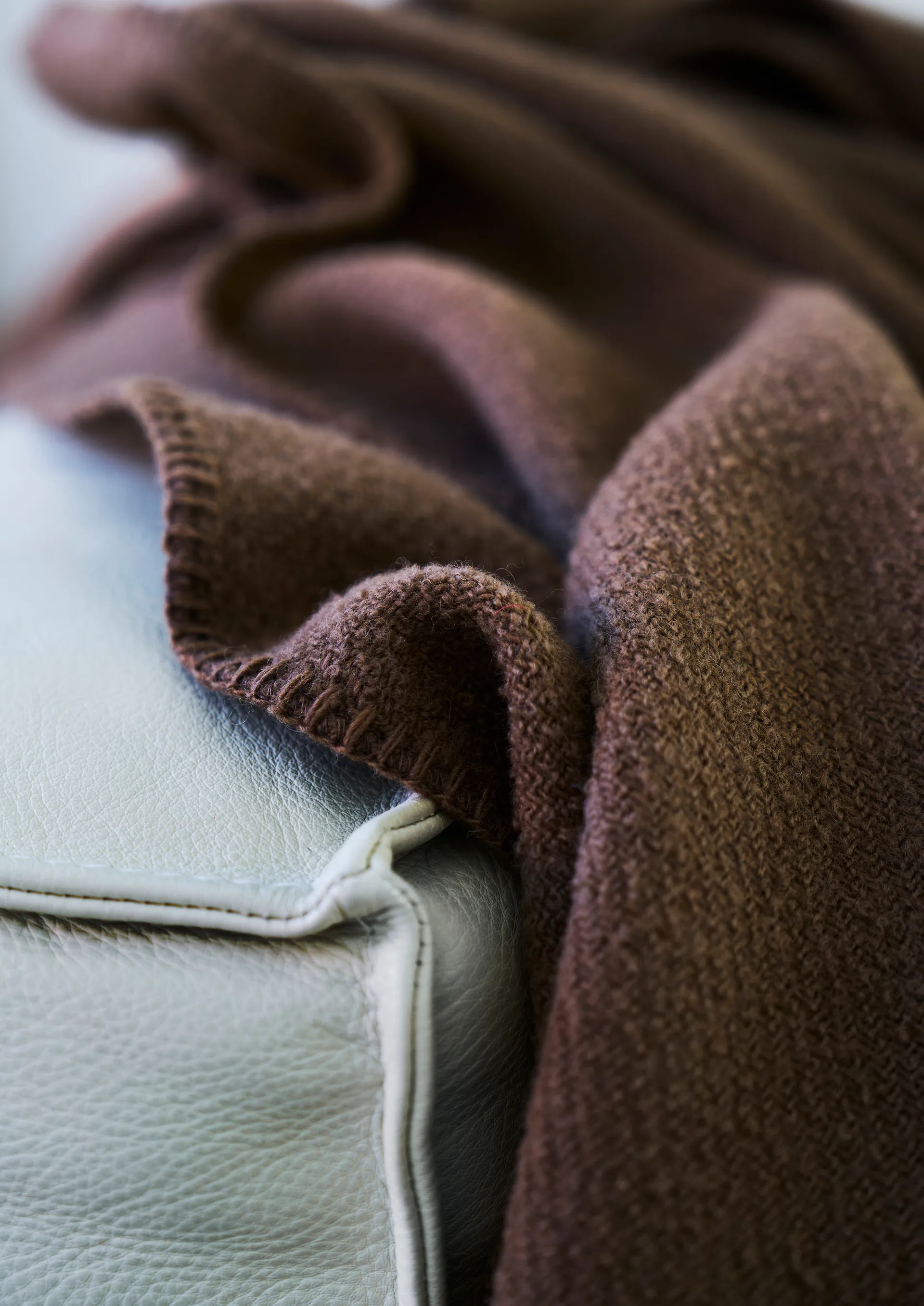 Bouclé μάλλινη κουβέρτα 140x200 εκ., Mocha mousse Klippan Yllefabrik