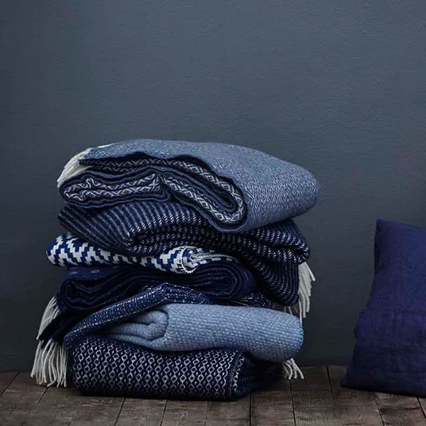 Chevron μάλλινο ριχτάρι, σκούρο μπλε Klippan Yllefabrik