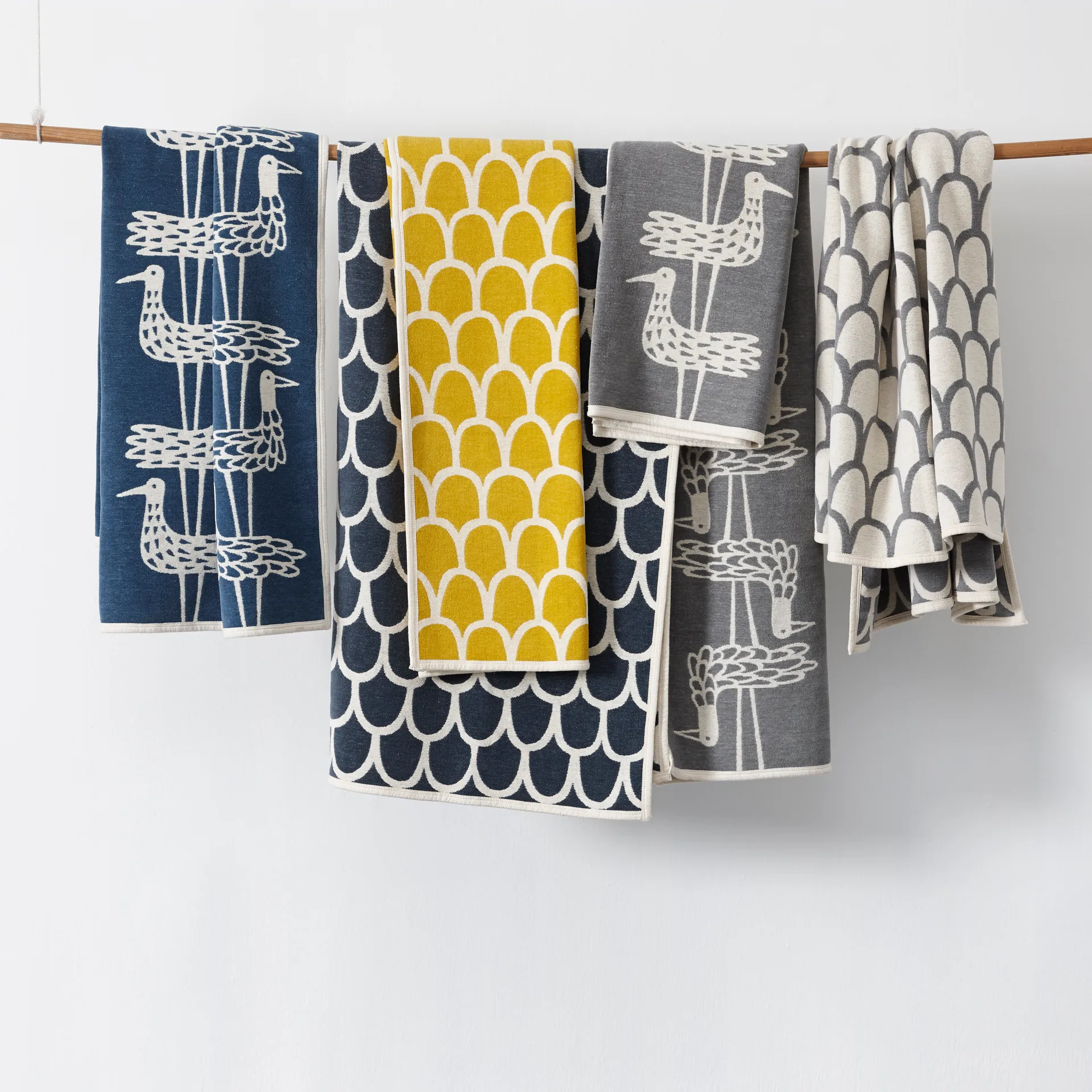 Feathers σενίλ κουβέρτα, σκούρο μπλε Klippan Yllefabrik