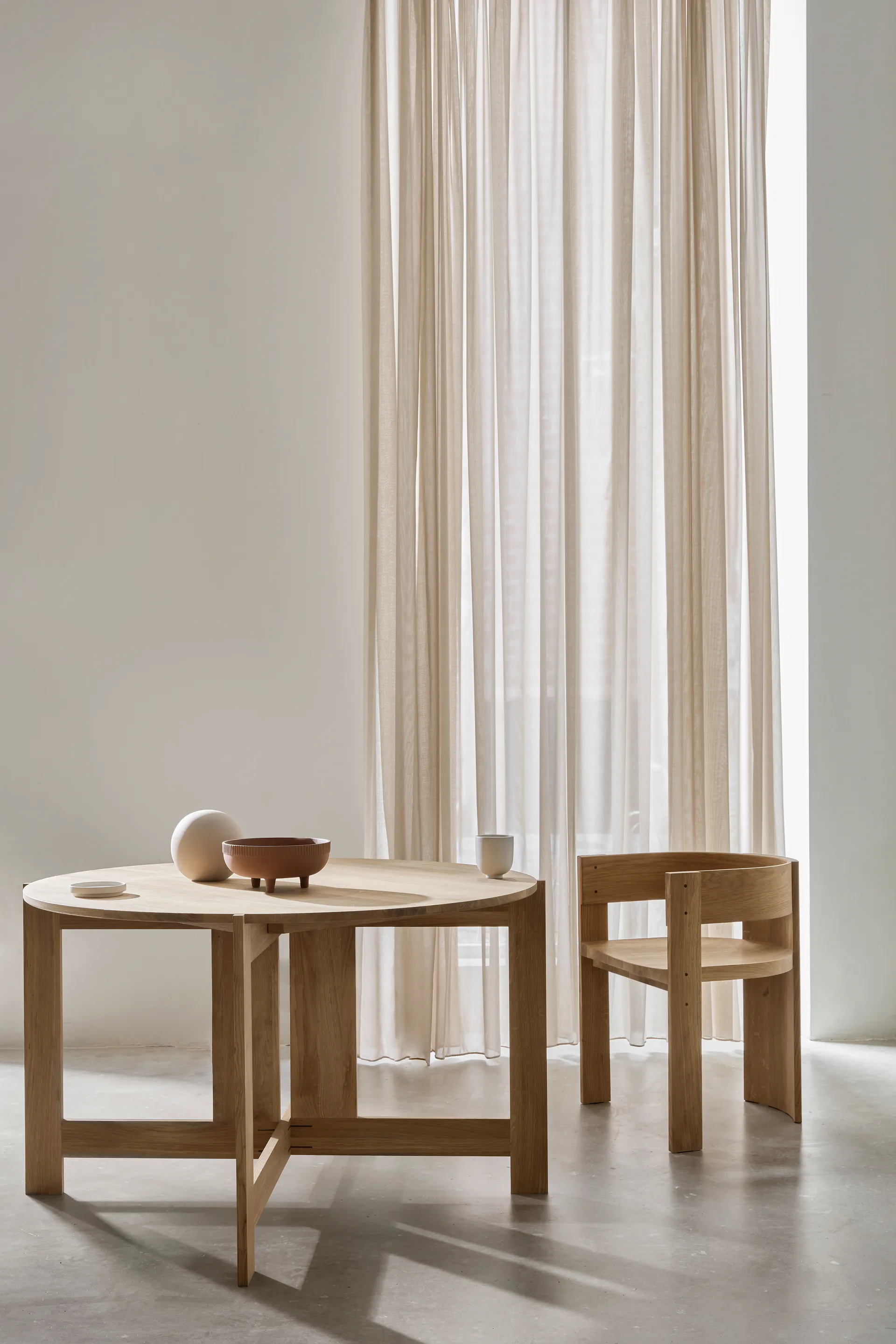 Collector τραπέζι φαγητού Ø120x74 cm, Ζεστό λουστραρισμένο δρυς Kristina Dam Studio