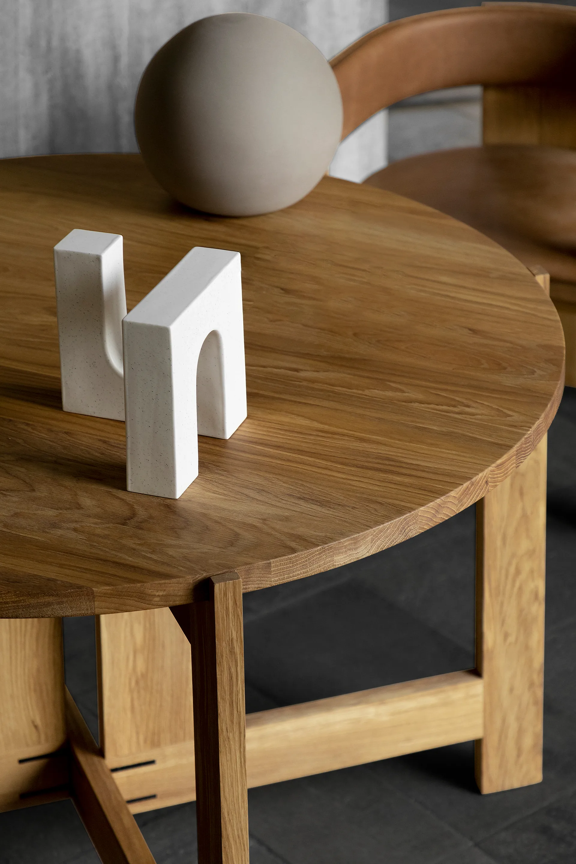 Collector τραπέζι φαγητού Ø120x74 cm, Ζεστό λουστραρισμένο δρυς Kristina Dam Studio