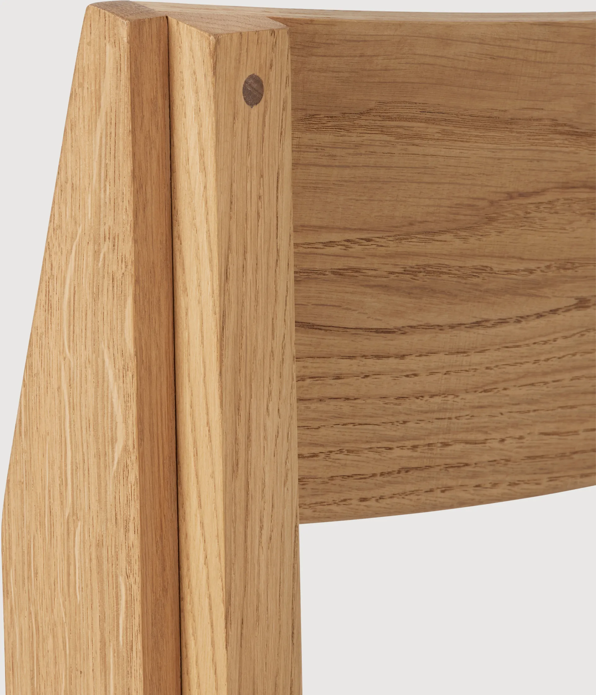 Outline καρέκλα, Ζεστό λουστραρισμένο δρυς-καρυδιά Kristina Dam Studio