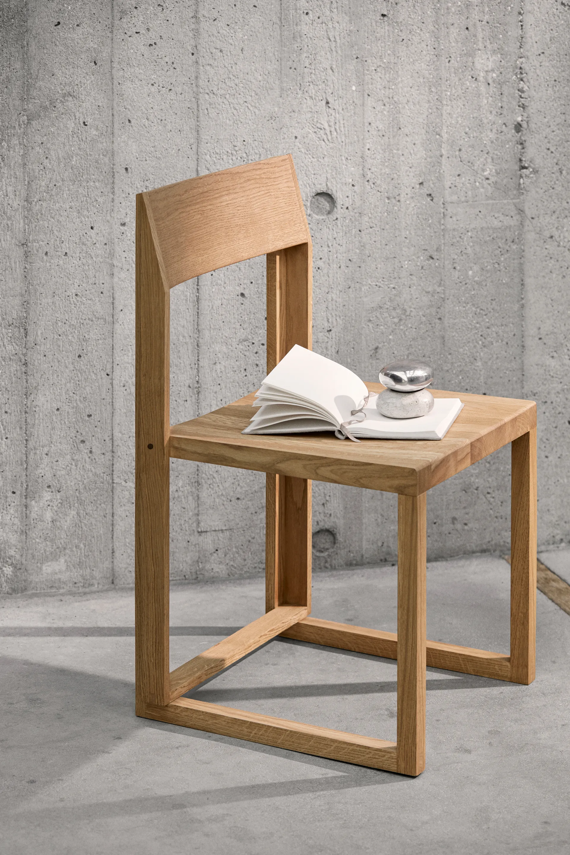 Outline καρέκλα, Ζεστό λουστραρισμένο δρυς-καρυδιά Kristina Dam Studio