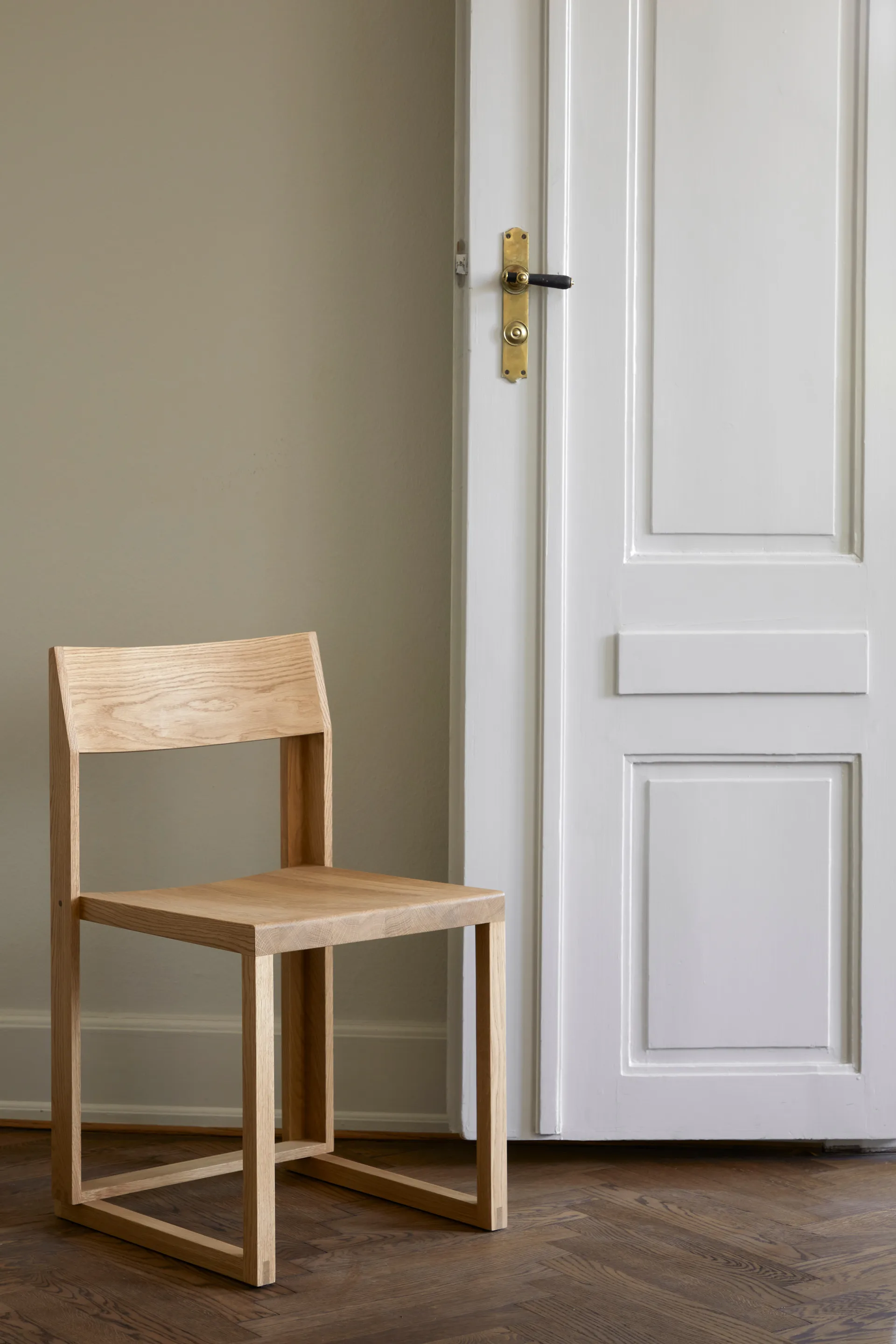 Outline καρέκλα, Ζεστό λουστραρισμένο δρυς-καρυδιά Kristina Dam Studio