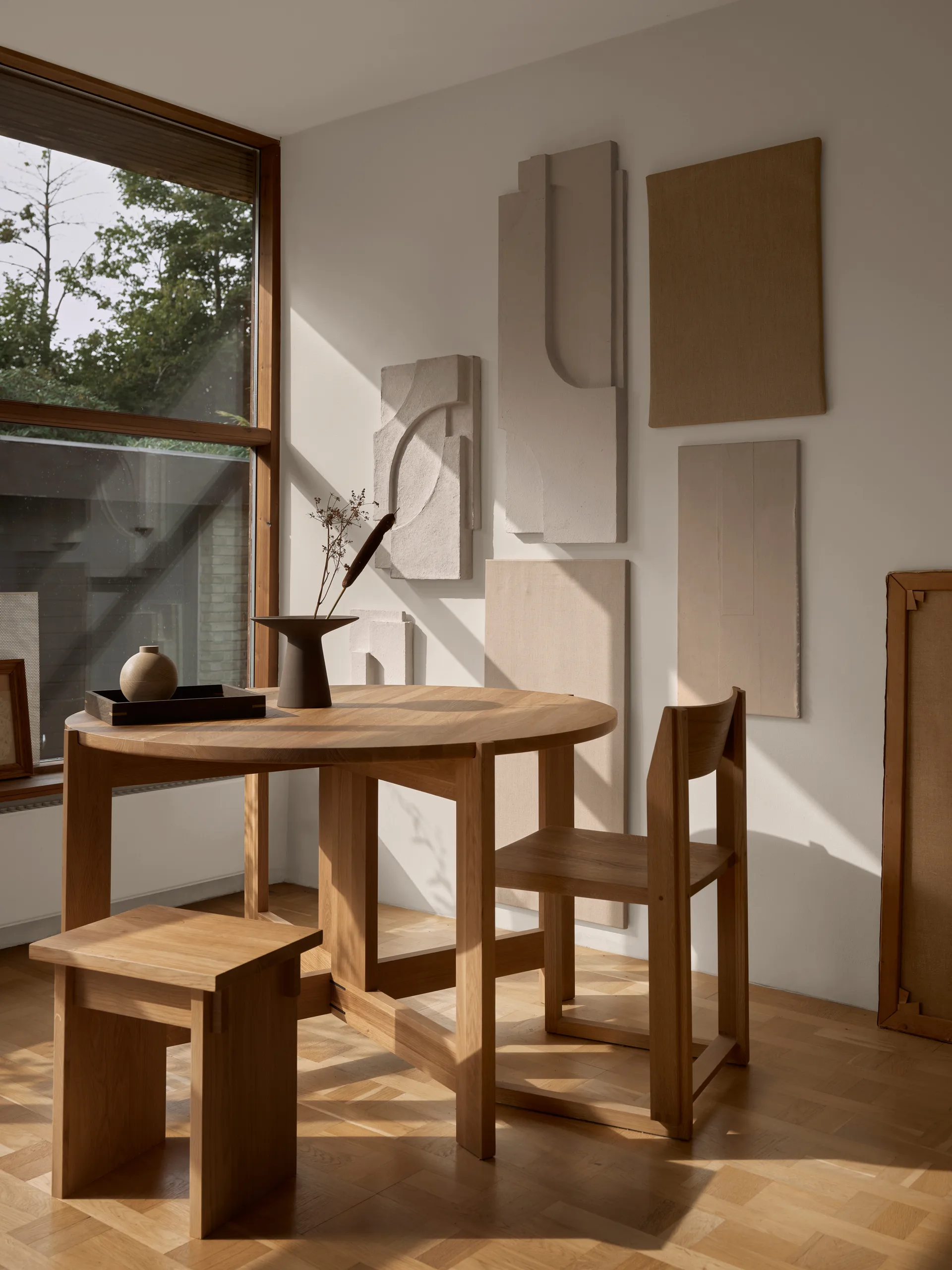 Outline καρέκλα, Ζεστό λουστραρισμένο δρυς-καρυδιά Kristina Dam Studio