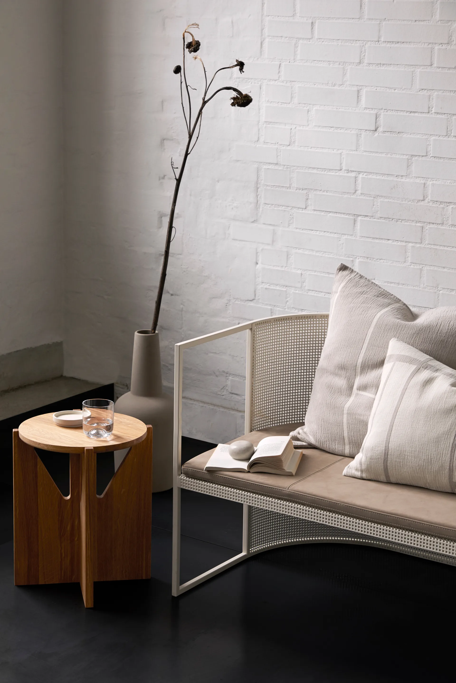 Simple σκαμπό Ø36 cm, Ζεστή λακαρισμένη δρυς Kristina Dam Studio