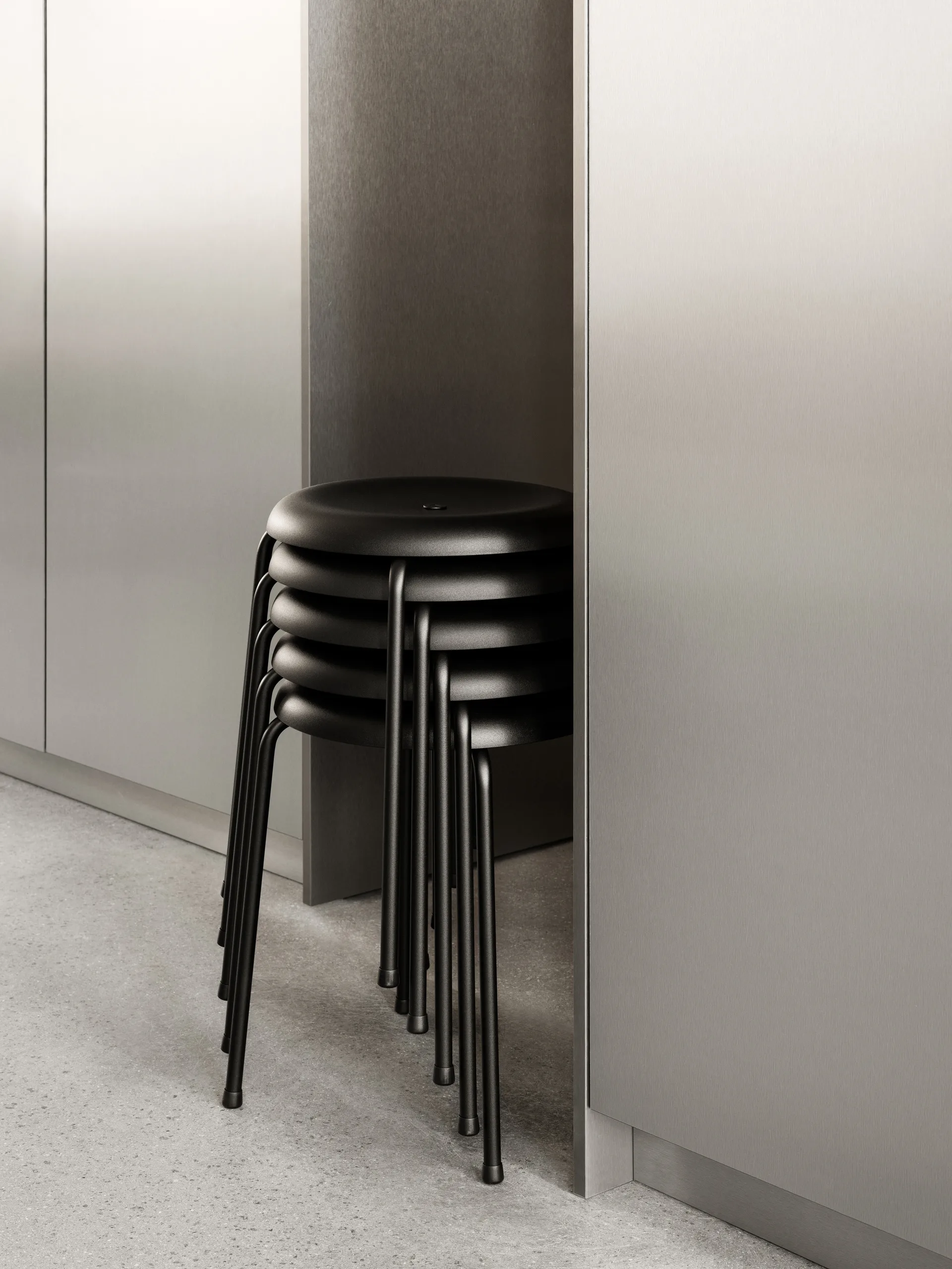 Taburett σκαμπό, Μαύρο δέρμα-χρωμιωμένη βάση, 45 cm Lammhults