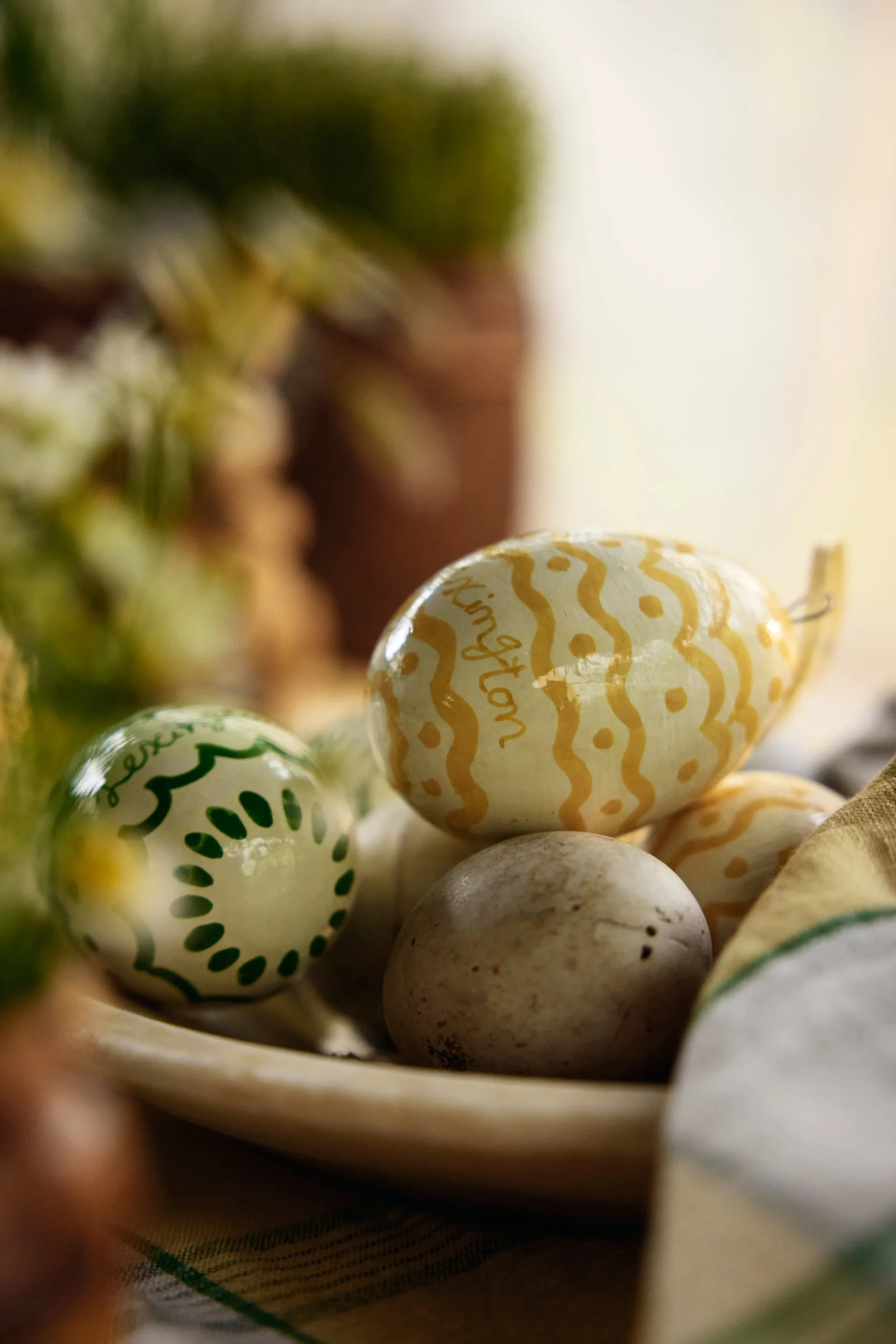 Πασχαλινό κρεμαστό διακοσμητικό Easter Eggs in Papier Maché 2-pack, Green-yellow Lexington