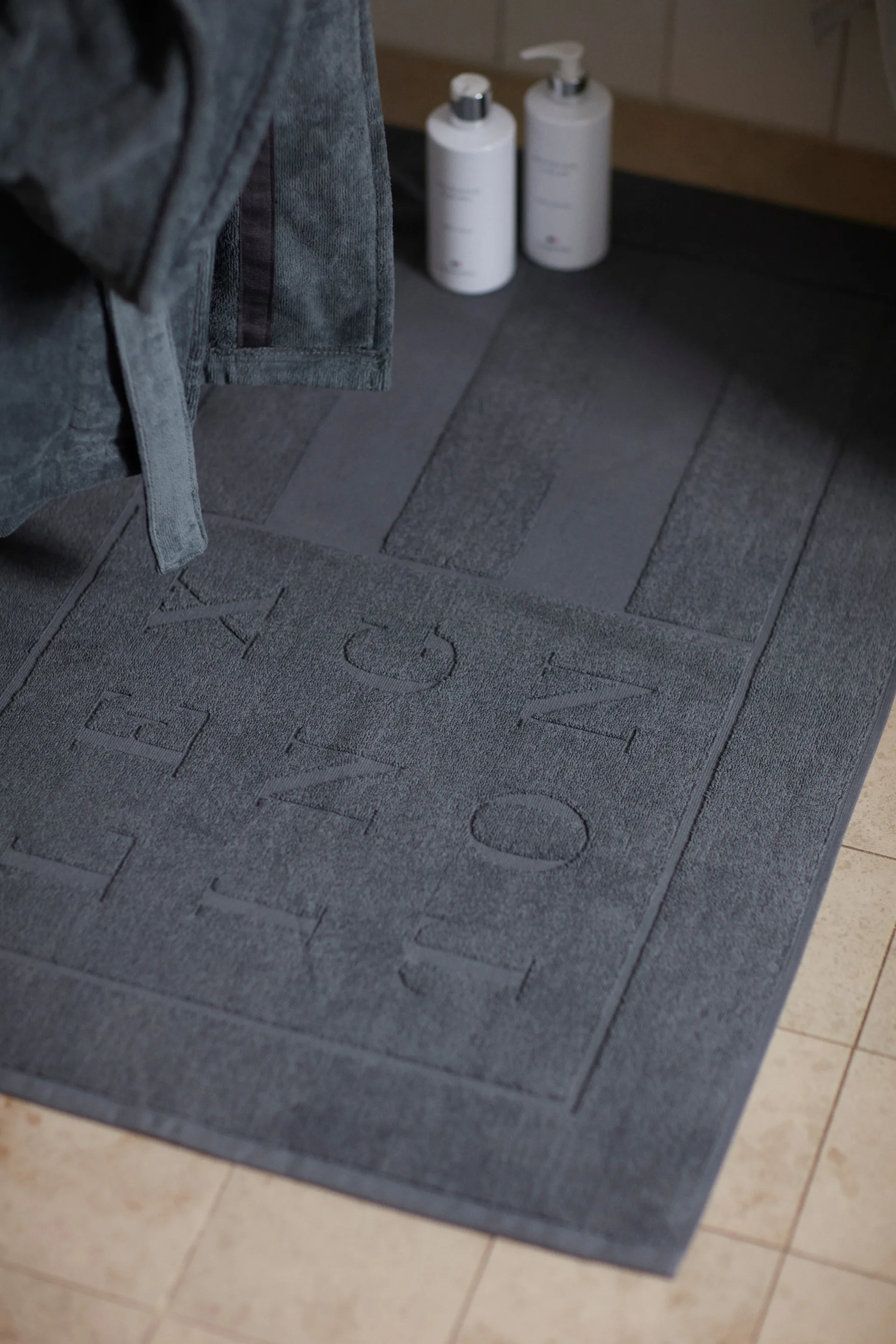 Lexington Hotel χαλάκι μπάνιου 60x90 cm, Σκούρο γκρι Lexington