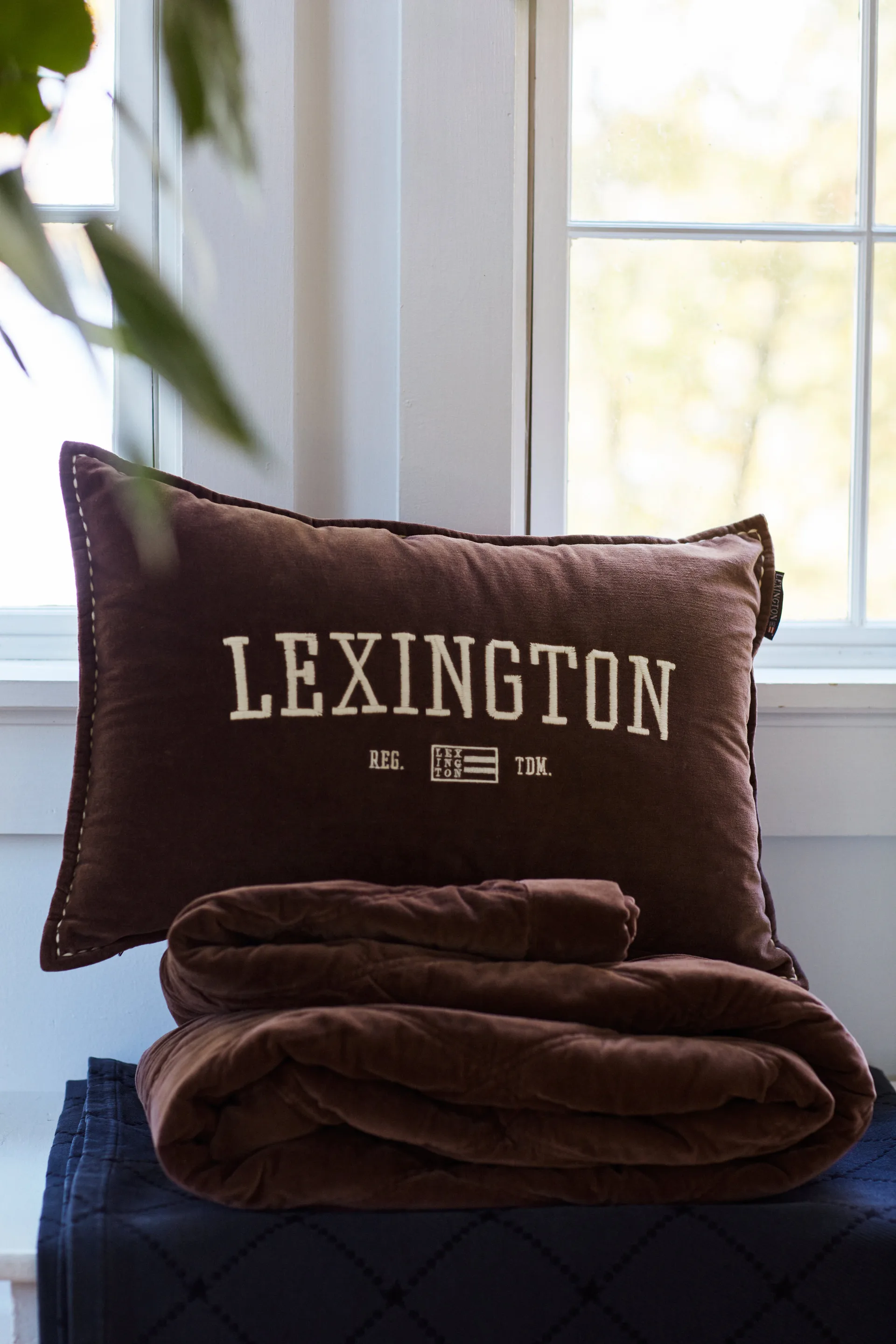 Logo Message Organic Cotton Velvet μαξιλάρι 40x60 εκ, Brown Lexington