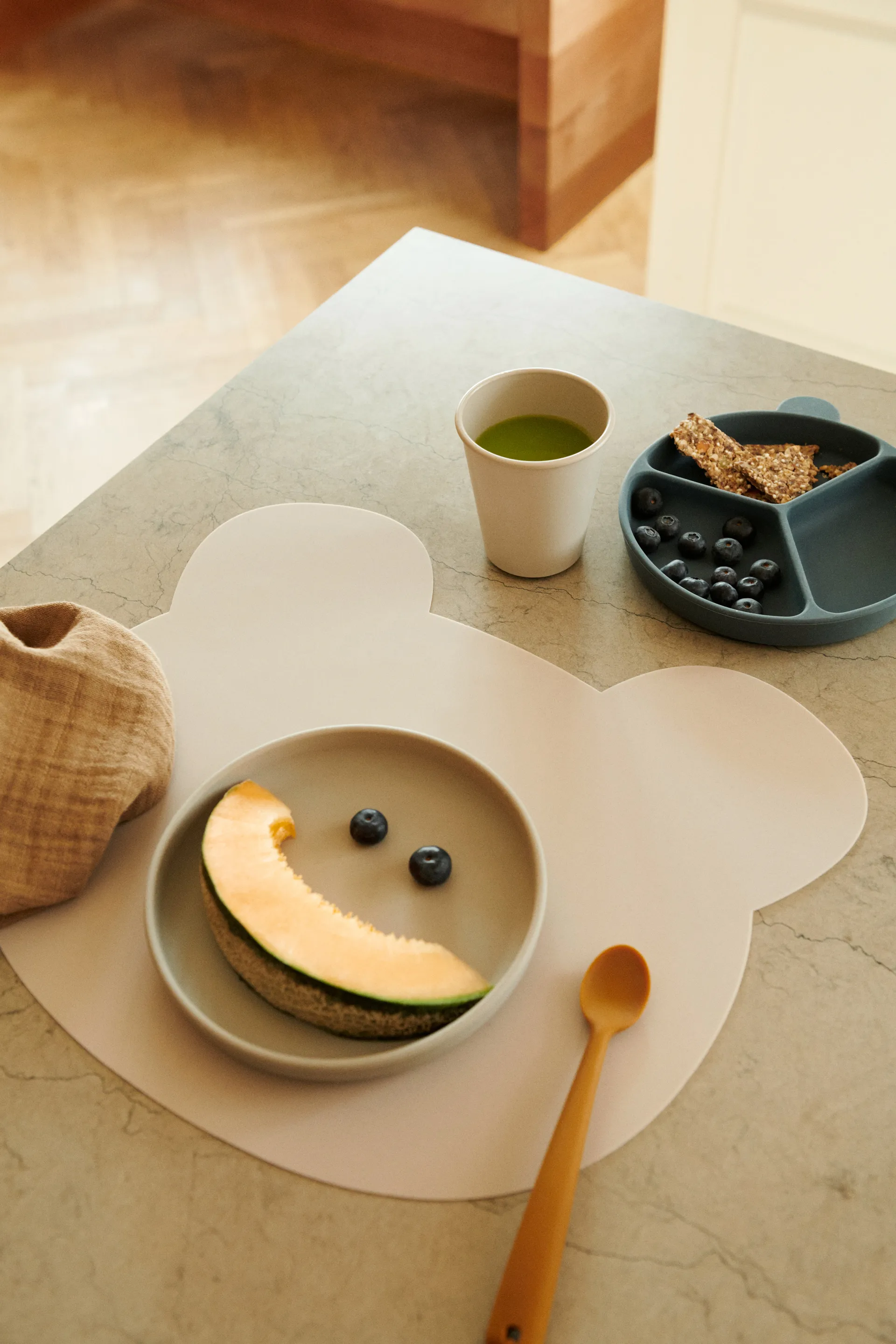 Stacy διαχωρισμένο παιδικό πιάτο 2-τεμάχιο, Sea blue-Whale blue Liewood