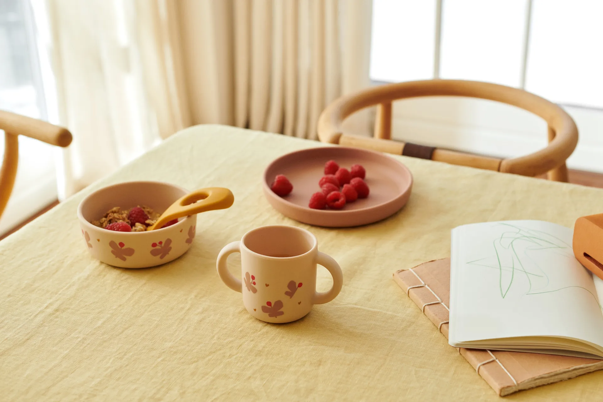 Vivi printed σερβίτσιο 4 τεμάχια, Butterfly-apple blossom Liewood