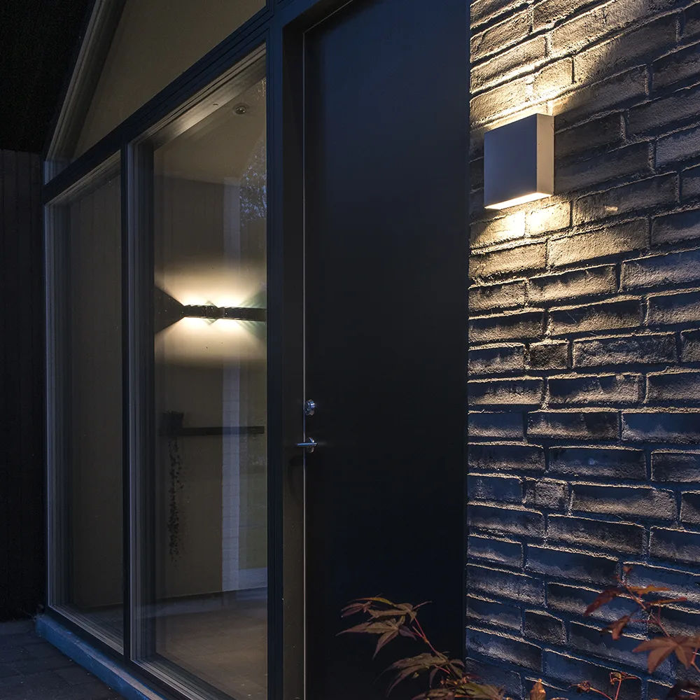 Επιτοίχιο φωτιστικό Compact W1 με φωτισμό κάτω, Μαύρο Light-Point