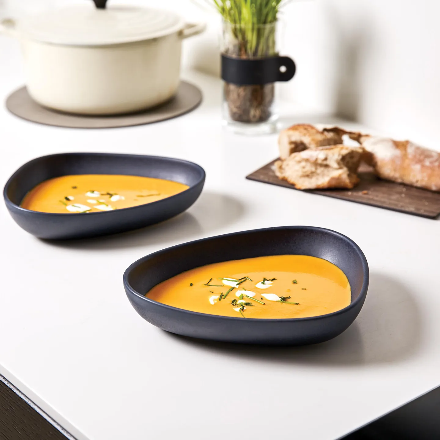 Curve βαθύ πιάτο ψευδοπορσελάνης 19x22 cm, μπλε του ναυτικού LIND DNA